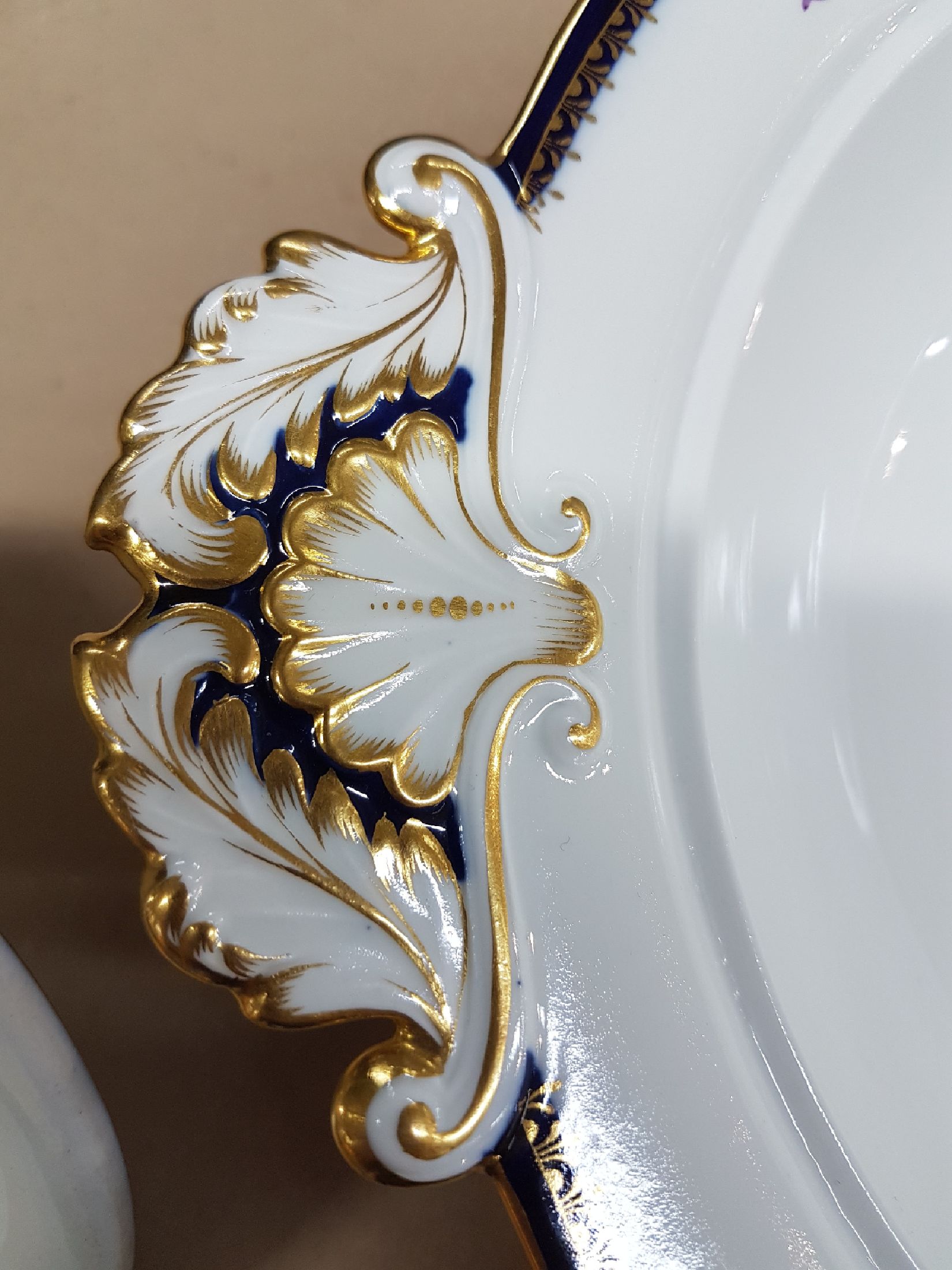 Detail h: Ragoutschüssel, Meissen, Pfeifferzeit, um 1924-33, 1. Wahl, A-Kante in kobaltblau und Gold, Goldstaffage, feine bunte Blumenmalerei, ca. 15x33x26cm