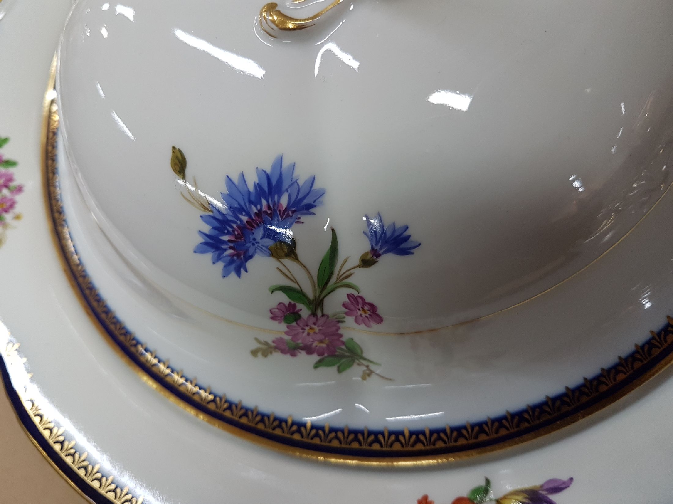 Detail j: Ragoutschüssel, Meissen, Pfeifferzeit, um 1924-33, 1. Wahl, A-Kante in kobaltblau und Gold, Goldstaffage, feine bunte Blumenmalerei, ca. 15x33x26cm