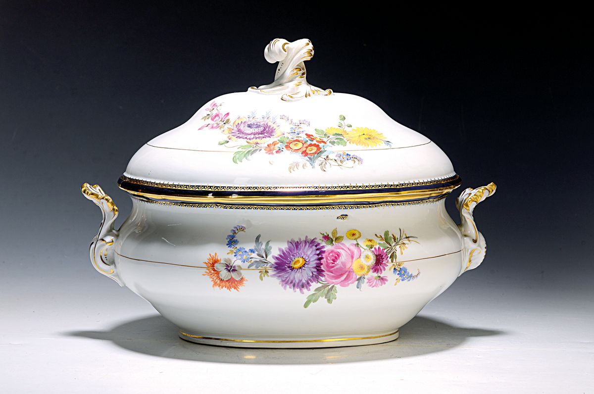 Große Deckelterrine, Meissen, um 1880-90, 1. Wahl, A-Kante in kobaltblau und Gold, Goldstaffage, feine bunte Blumenmalerei, ca. 25x35x25cm