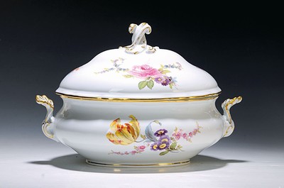 Image 26723946 - Large lidded tureen, Meissen, around 1890- 1900, 1st choice, gold edges, gold decoration on the handle and lid handle, fine colorful floral painting, approx. 25x35x25cm