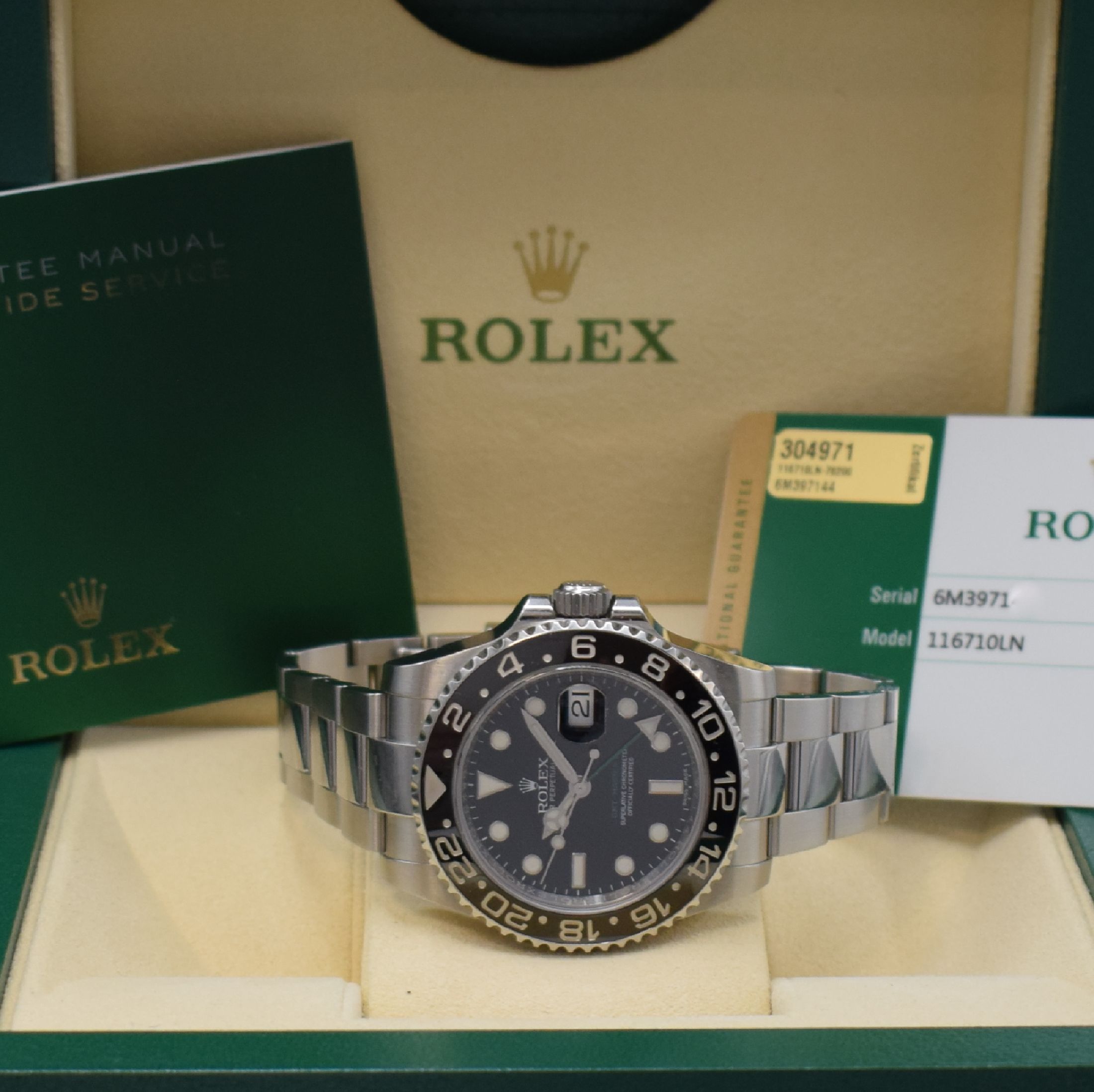 Detail e: ROLEX Herrenarmbanduhr Oyster Perpetual Date GMT-Master II Referenz 116710LN, Automatik, Random-Serie, LC 100, Chronometer der Superlative in ...