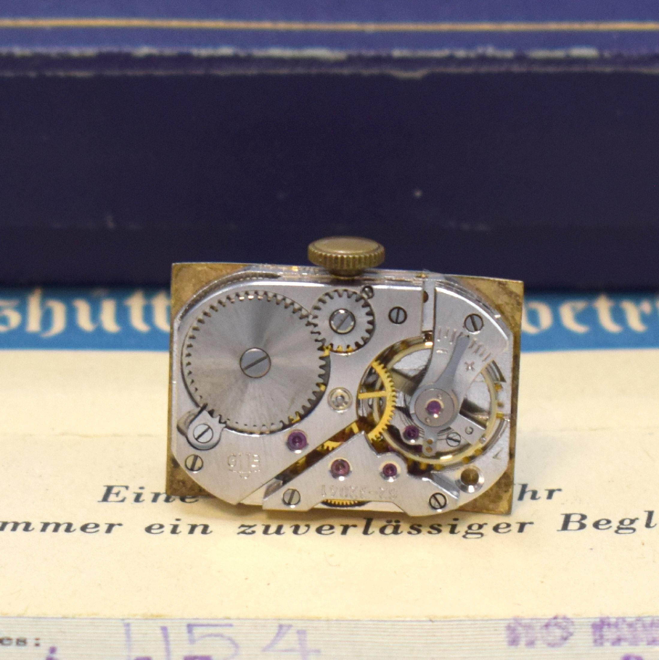 Detail d: GUB Herrenarmbanduhr Kaliber 62, verg. Metallgeh. ber., Edelstahlboden aufgedr., sog. Raumnutzwerk, silberfarb. Duoton-Zifferblatt fl., ohne Stoßs., ...