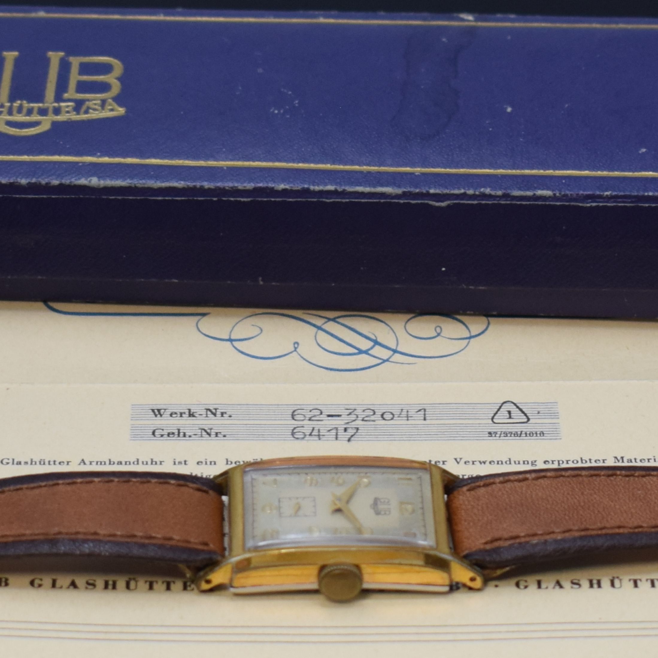 Detail e: GUB Herrenarmbanduhr Kaliber 62, verg. Metallgeh. ber., Edelstahlboden aufgedr., sog. Raumnutzwerk, silberfarb. Duoton-Zifferblatt fl., ohne Stoßs., ...