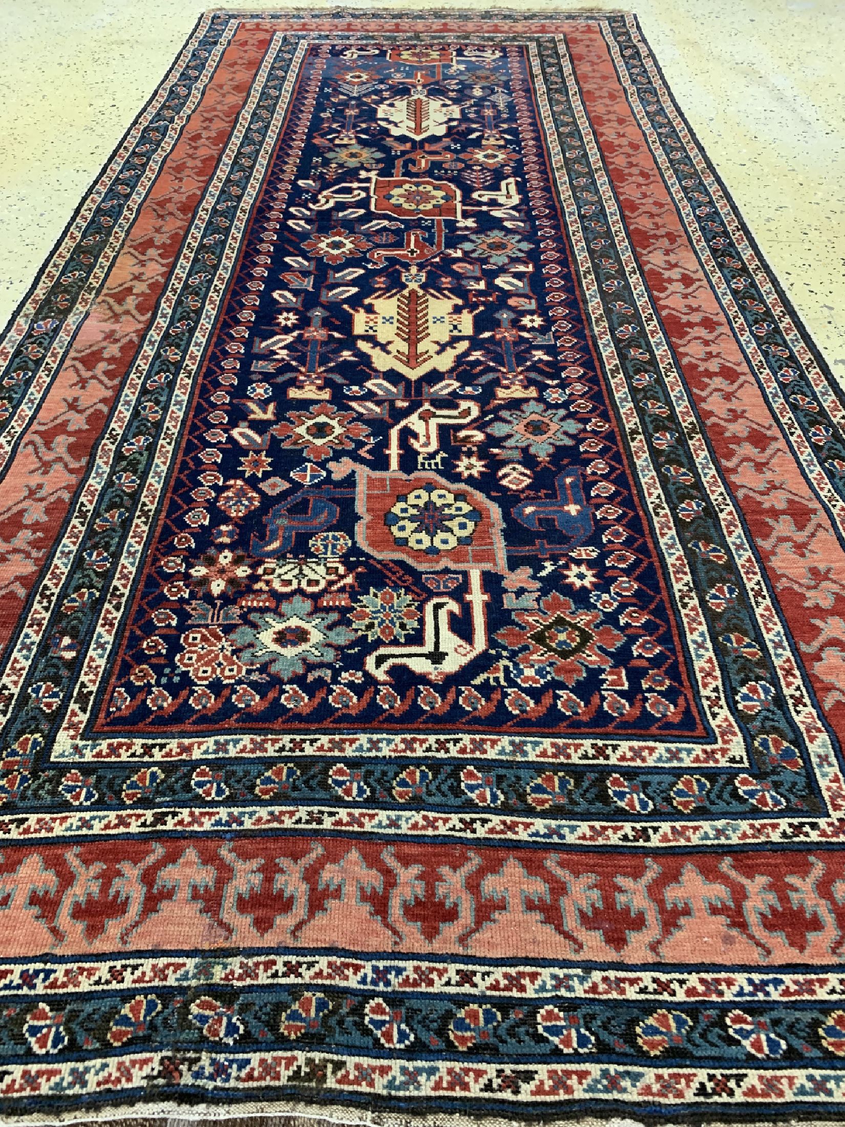 Detail e: Schirwan antik, Kaukasus, 19.Jhd, Wolle aufWolle, ca. 254 x 114 cm, EHZ: 2-3, restauriert