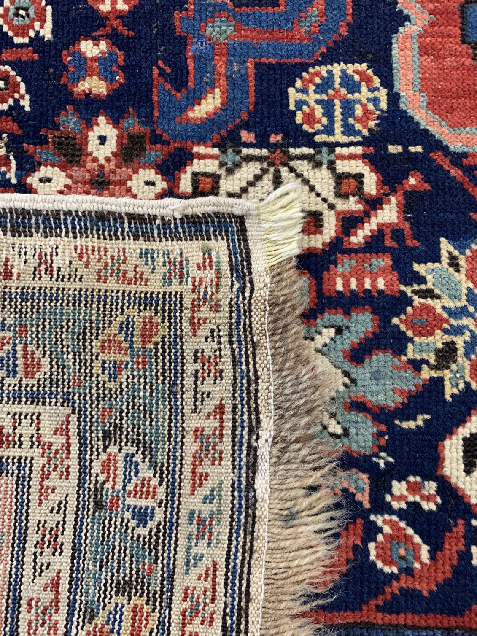 Detail f: Schirwan antik, Kaukasus, 19.Jhd, Wolle aufWolle, ca. 254 x 114 cm, EHZ: 2-3, restauriert