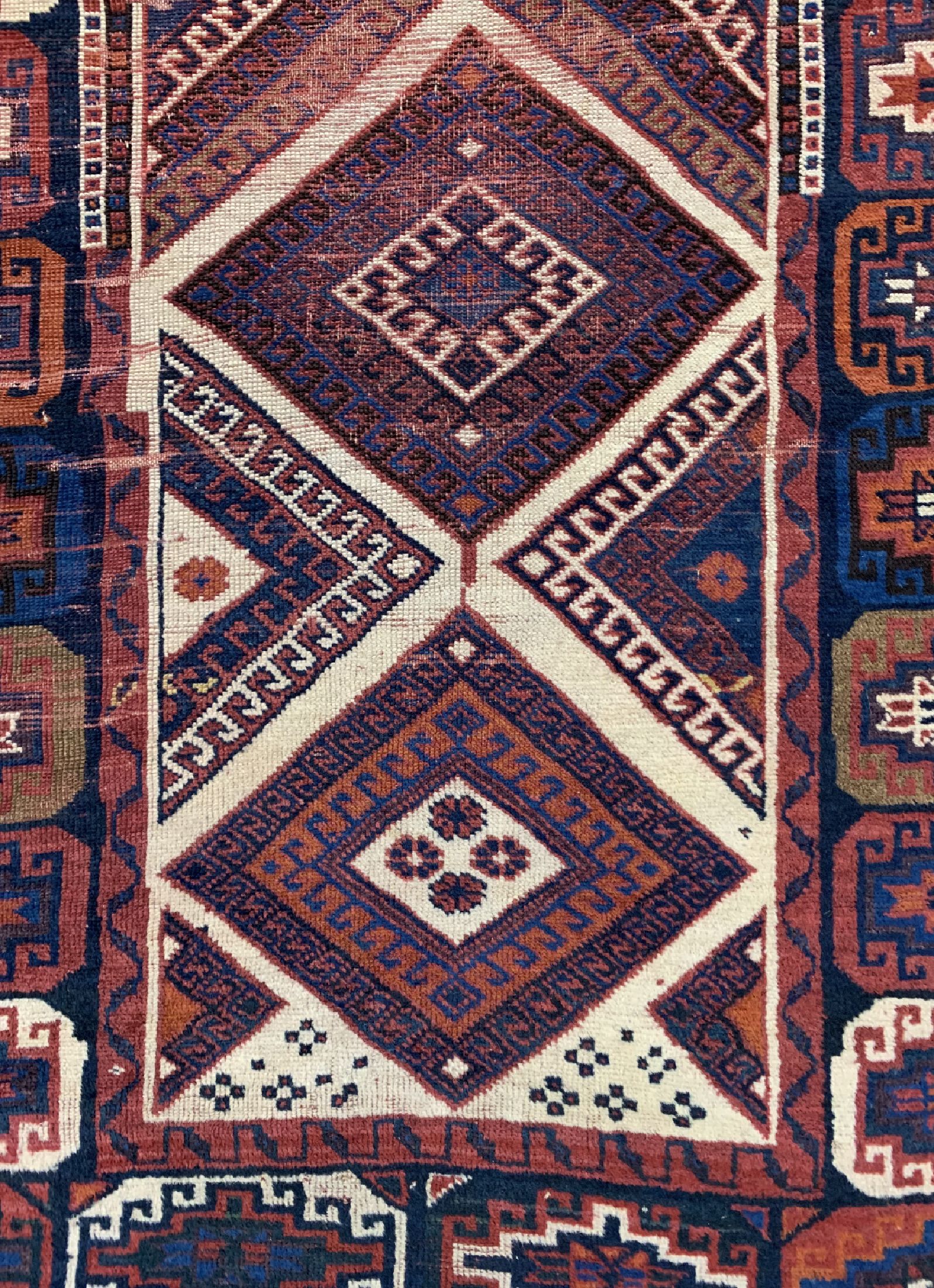 Detail b: Antiker Weramin, Persien, um 1900, Wolle auf Wolle, ca. 340 x 124 cm, EHZ: 3-4