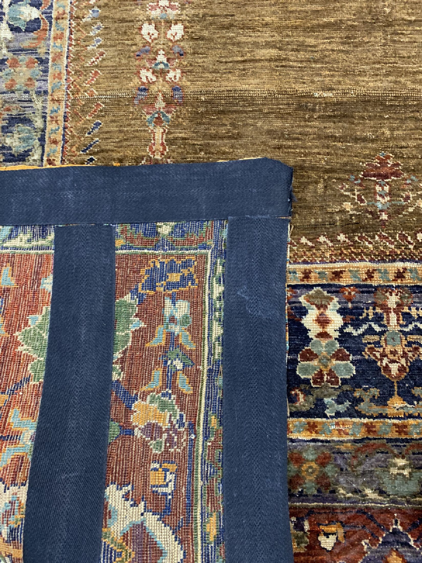Detail e: Antiker Seiden Bursa, Türkei, 19.Jhd, reineNaturseide, ca. 190 x 126 cm, EHZ: 4(Morsch).