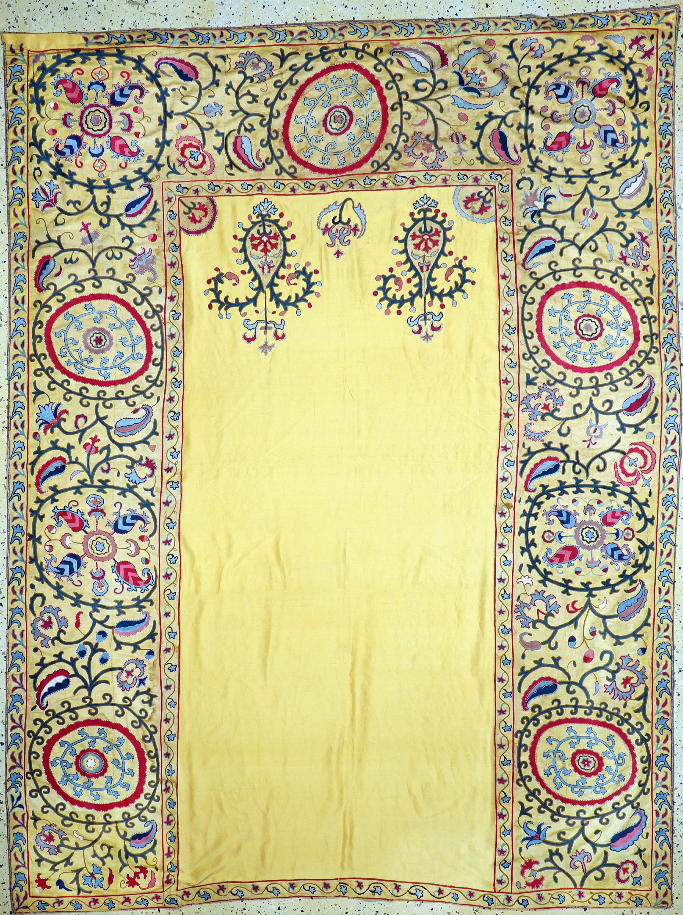 Susani antik, Uzbekistan, um 1900, Seidenstickerei, ca. 232 x 172 cm, Reinigungsbedürftig, EHZ: 2, seidenes Innenfeld neu eingesetzt
