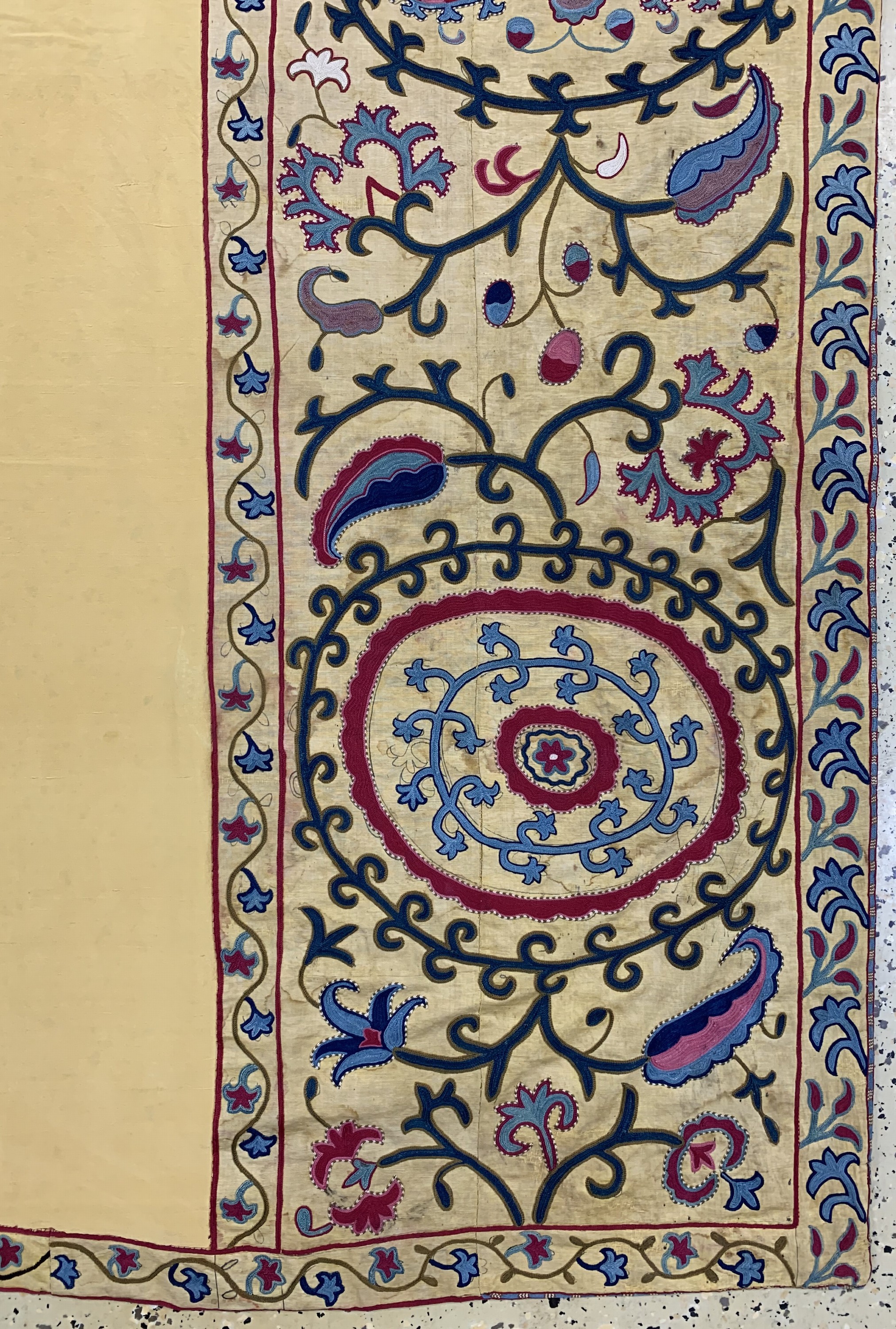 Detail a: Susani antik, Uzbekistan, um 1900, Seidenstickerei, ca. 232 x 172 cm, Reinigungsbedürftig, EHZ: 2, seidenes Innenfeld neu eingesetzt