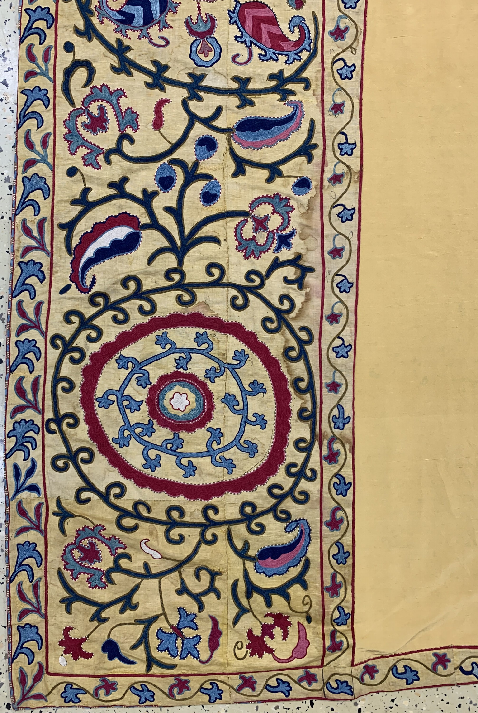 Detail b: Susani antik, Uzbekistan, um 1900, Seidenstickerei, ca. 232 x 172 cm, Reinigungsbedürftig, EHZ: 2, seidenes Innenfeld neu eingesetzt