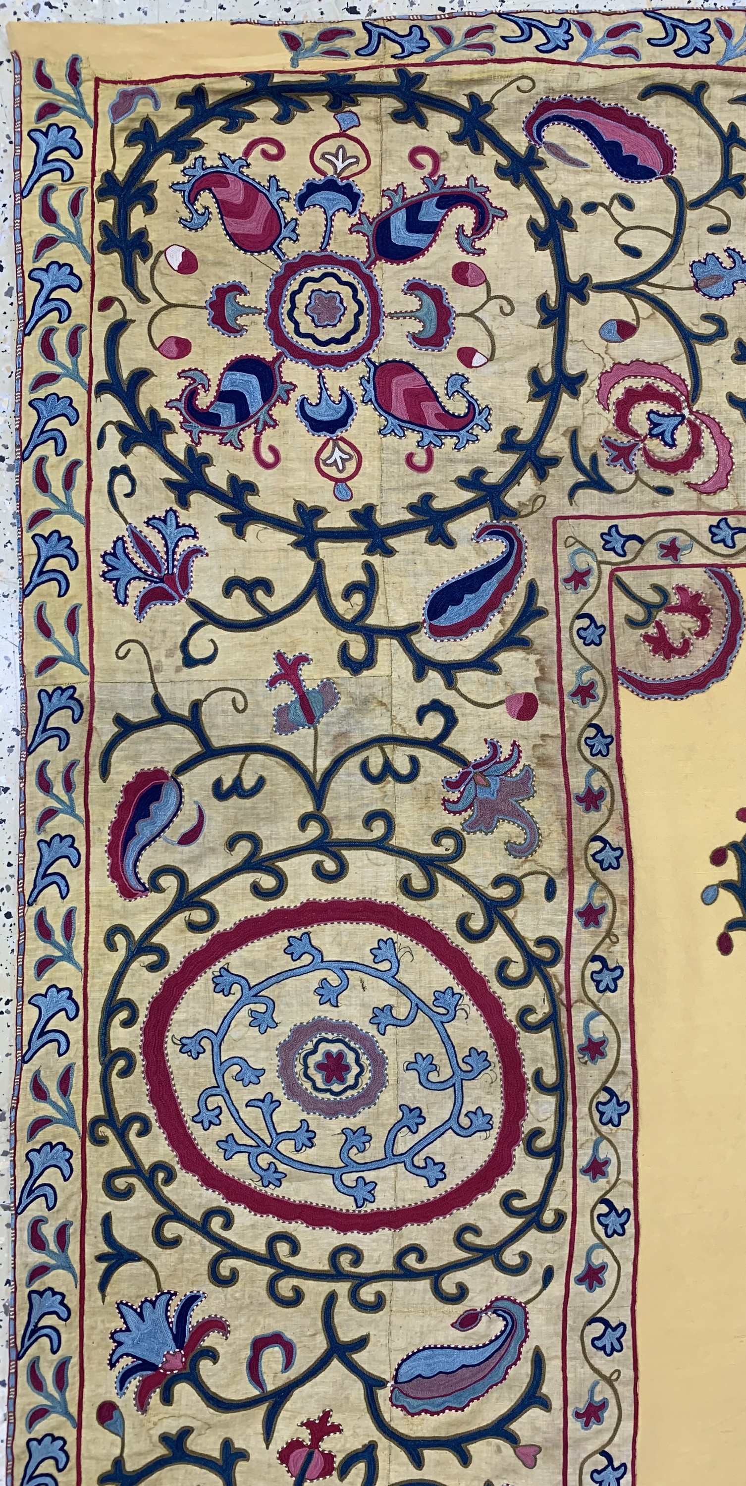 Detail c: Susani antik, Uzbekistan, um 1900, Seidenstickerei, ca. 232 x 172 cm, Reinigungsbedürftig, EHZ: 2, seidenes Innenfeld neu eingesetzt