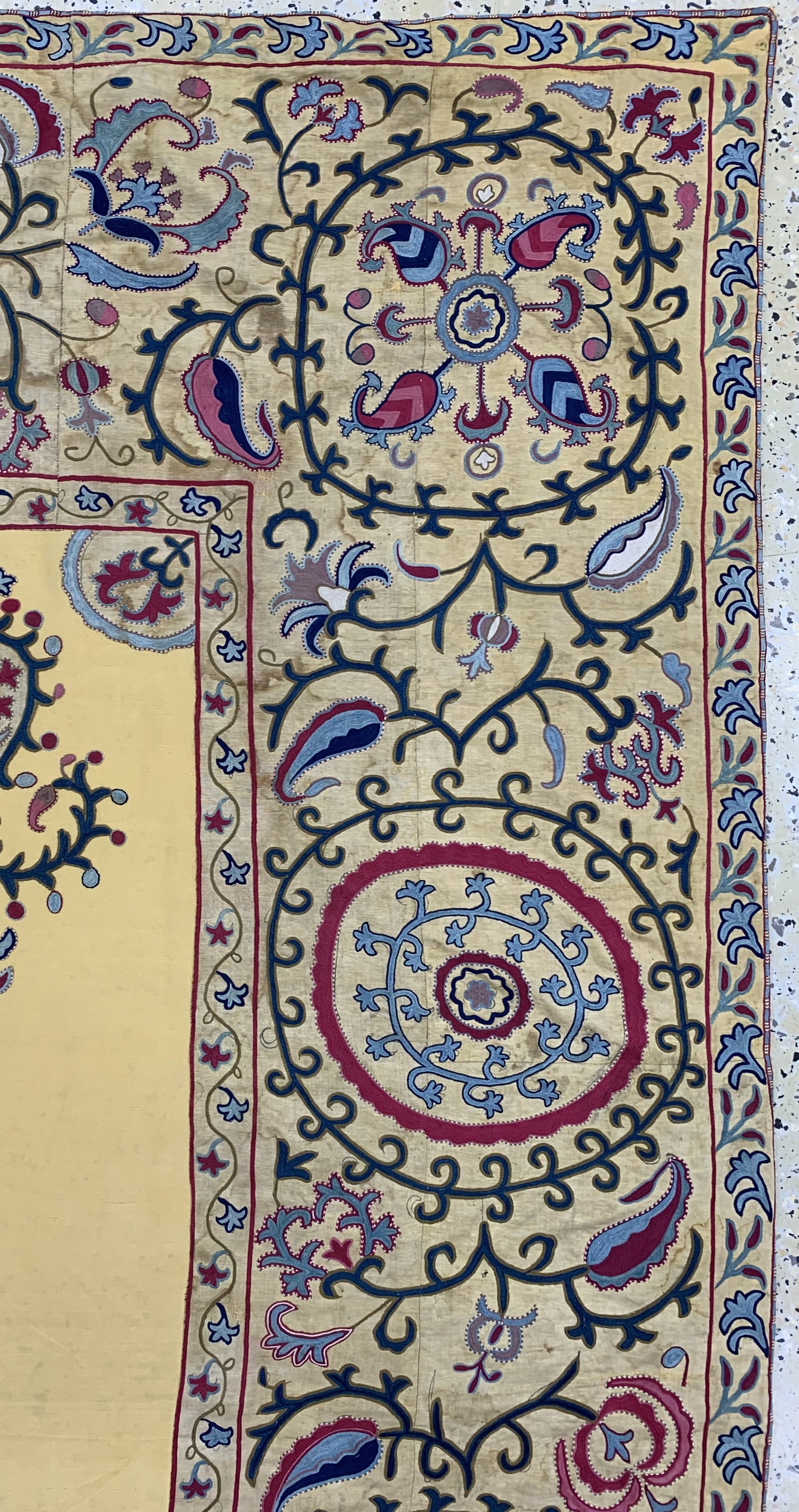 Detail d: Susani antik, Uzbekistan, um 1900, Seidenstickerei, ca. 232 x 172 cm, Reinigungsbedürftig, EHZ: 2, seidenes Innenfeld neu eingesetzt