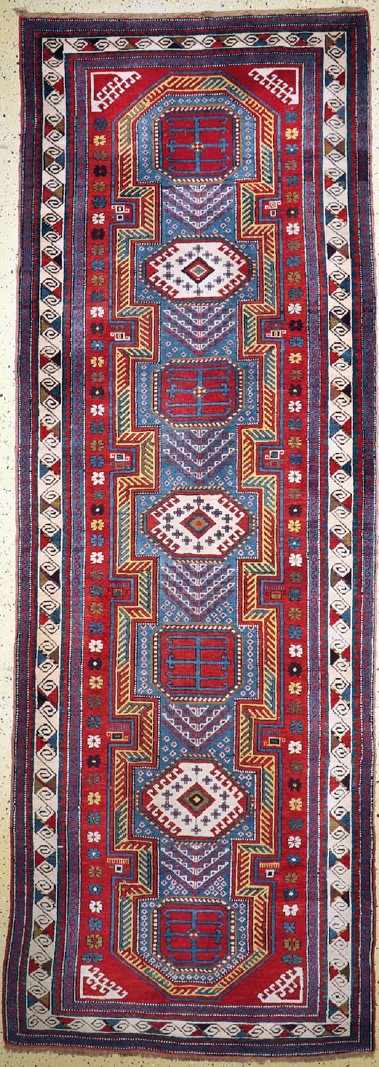 Kazak antik, Kaukasus, um 1900, Wolle auf Wolle, ca. 380 x 130 cm, EHZ: 2, (kleine Restaurierung)