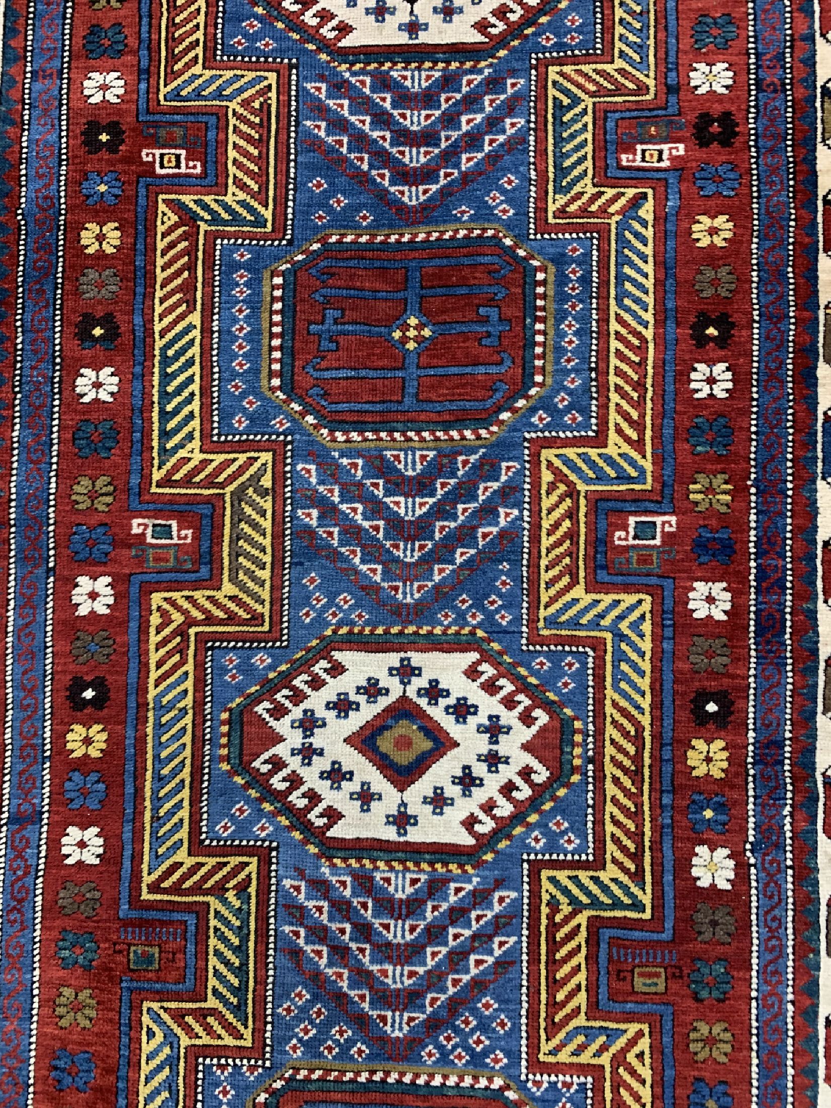 Detail c: Kazak antik, Kaukasus, um 1900, Wolle auf Wolle, ca. 380 x 130 cm, EHZ: 2, (kleine Restaurierung)