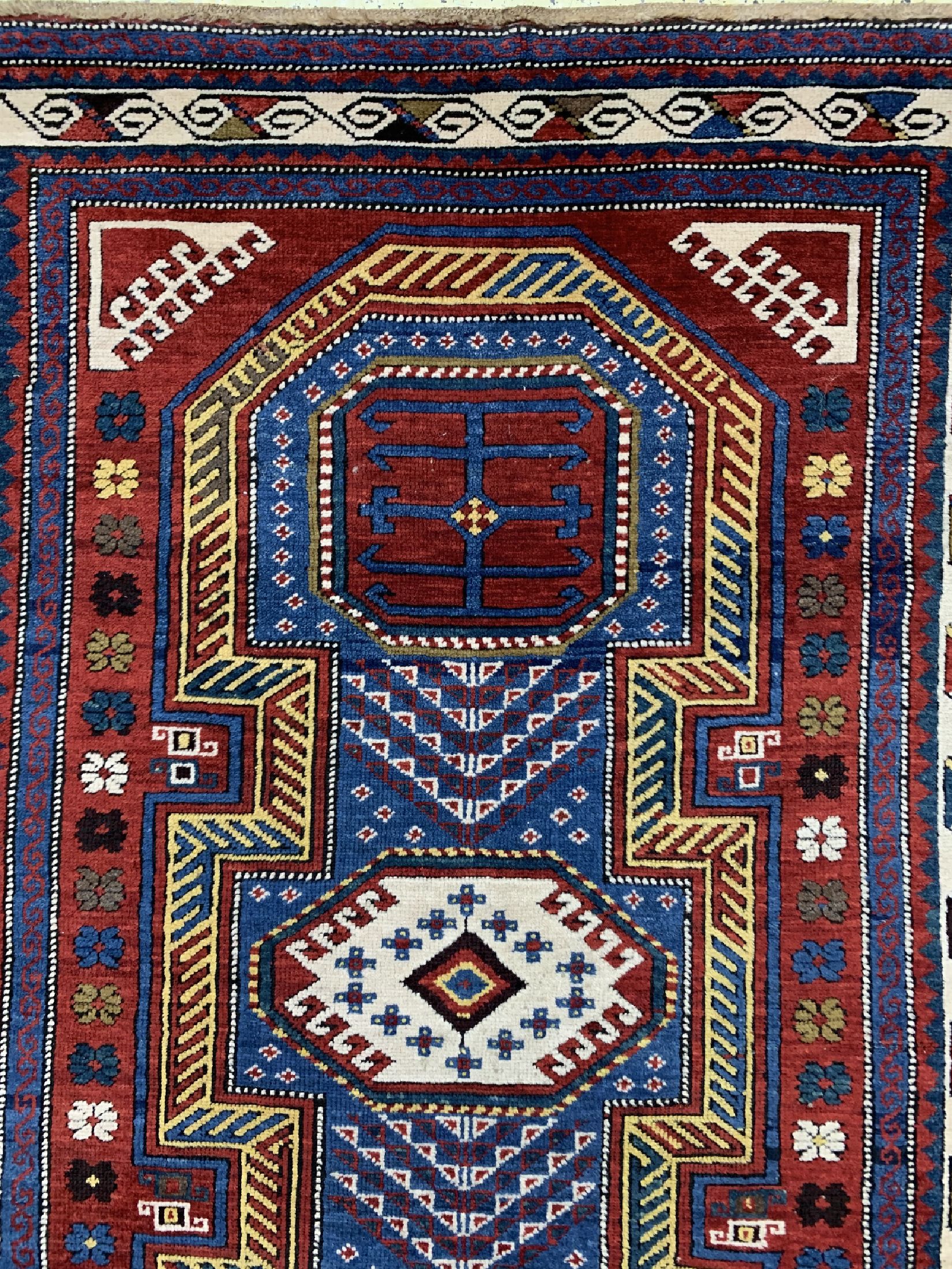Detail d: Kazak antik, Kaukasus, um 1900, Wolle auf Wolle, ca. 380 x 130 cm, EHZ: 2, (kleine Restaurierung)
