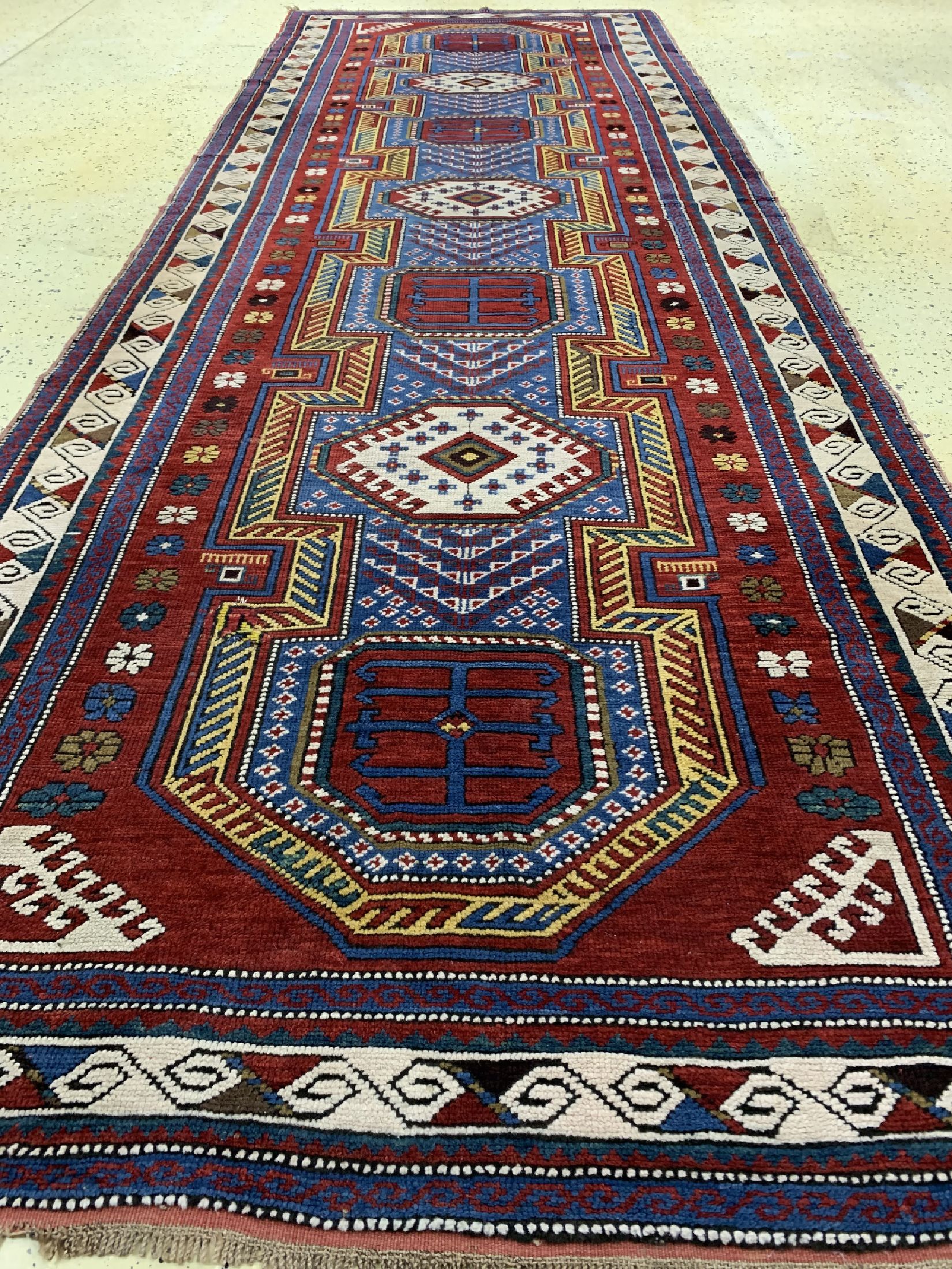 Detail e: Kazak antik, Kaukasus, um 1900, Wolle auf Wolle, ca. 380 x 130 cm, EHZ: 2, (kleine Restaurierung)