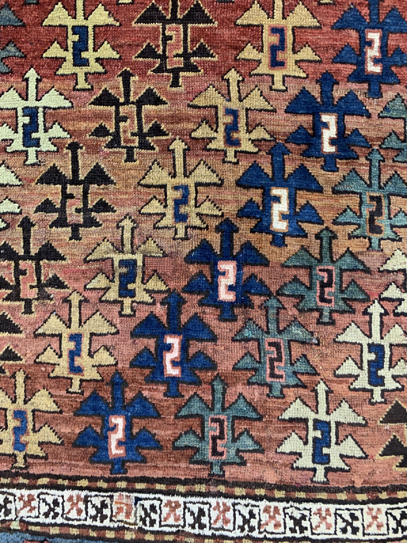 Detail b: Antiker Kazak, Kaukasus, um 1900, Wolle aufWolle, ca. 250 x 145 cm, EHZ: 3