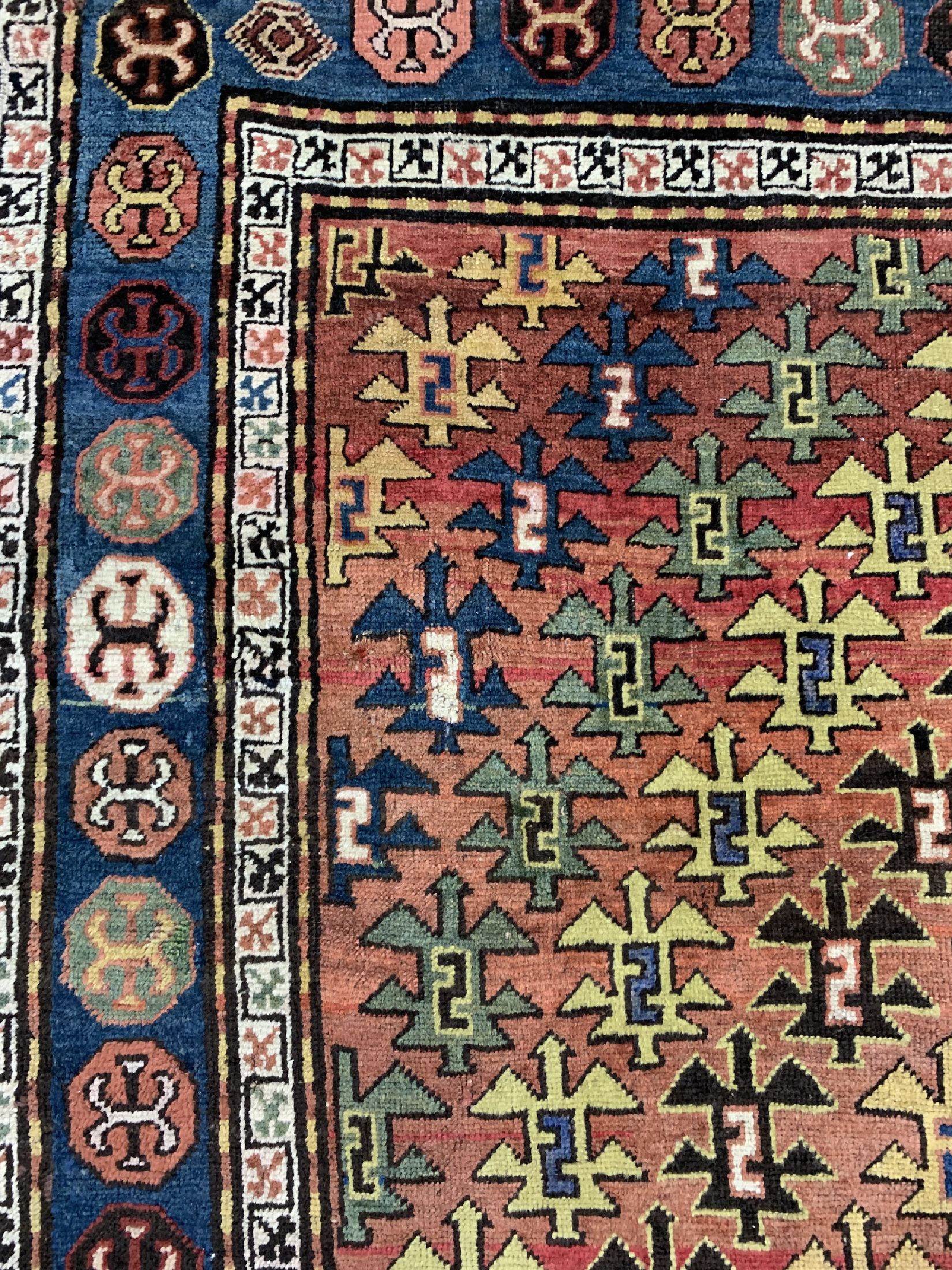 Detail c: Antiker Kazak, Kaukasus, um 1900, Wolle aufWolle, ca. 250 x 145 cm, EHZ: 3