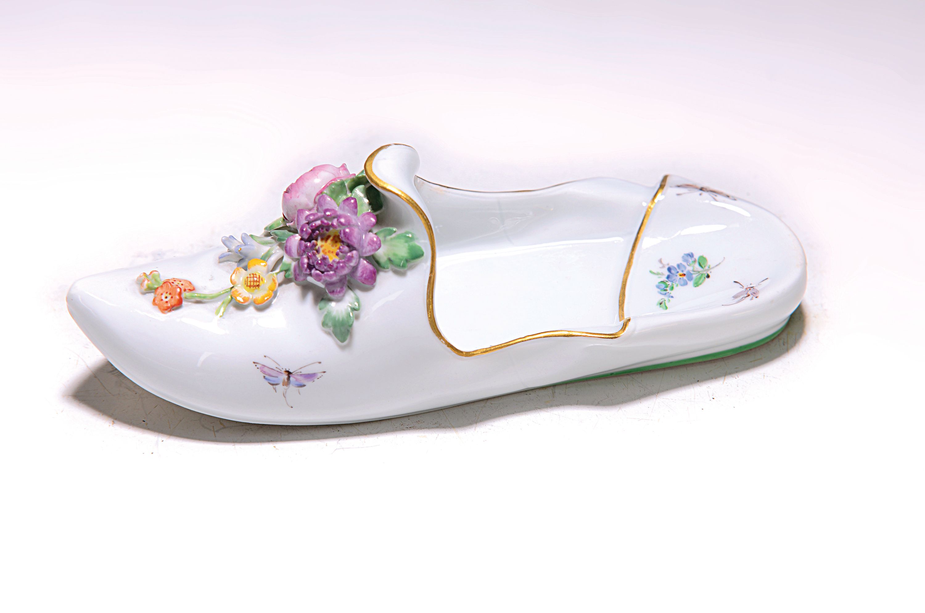 Glücksschuh, Meissen, Anfang 20.Jh., Porzellan, applizierte Blumen, Blumen- und Insektenmalerei, Goldstaffage, L. 17 cm