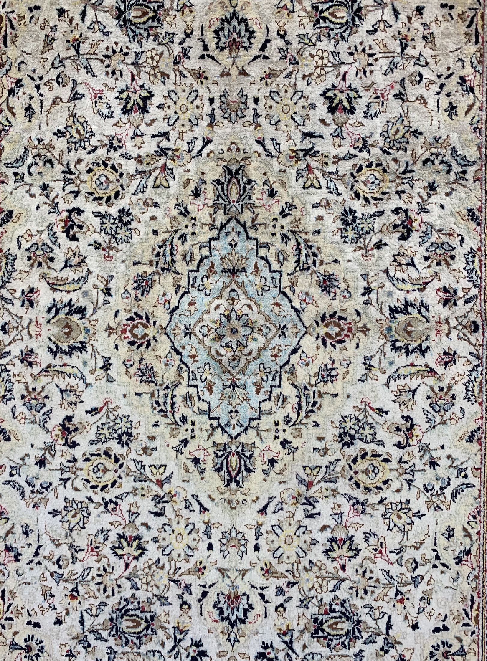 Detail c: Seiden Keschan alt, Persien, um 1950, reineNaturseide, ca. 220 x 133 cm, gereinigt, EHZ: 1-2