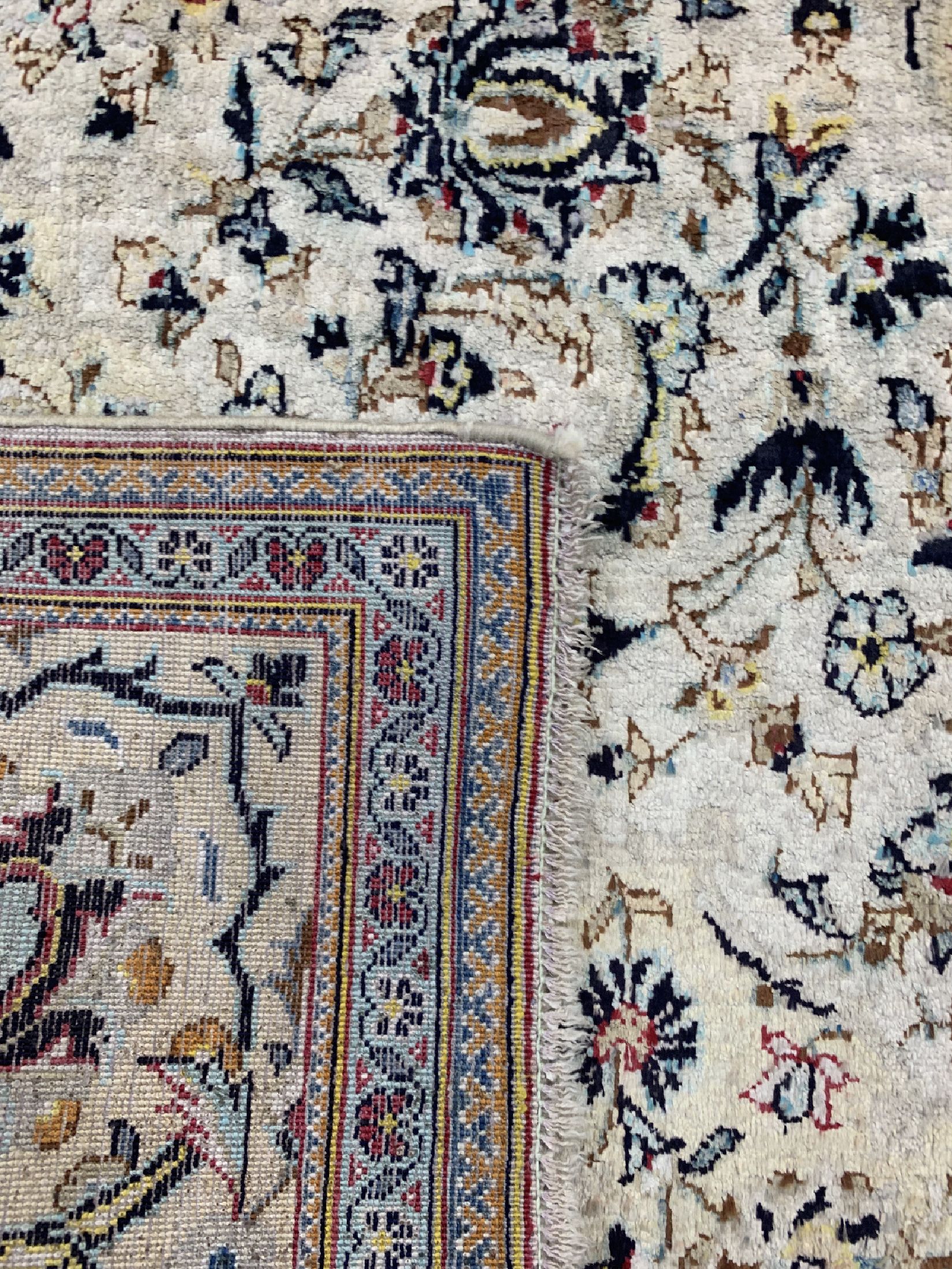 Detail e: Seiden Keschan alt, Persien, um 1950, reineNaturseide, ca. 220 x 133 cm, gereinigt, EHZ: 1-2