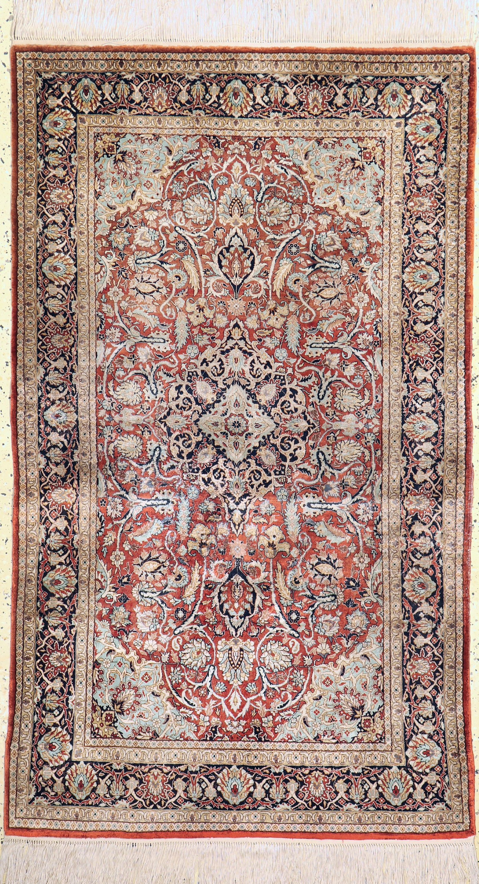 Hereke Seide, China, ca. 40 Jahre, reine Naturseide, ca. 155 x 90 cm, Reinigungsbedürftig, EHZ: 1-2