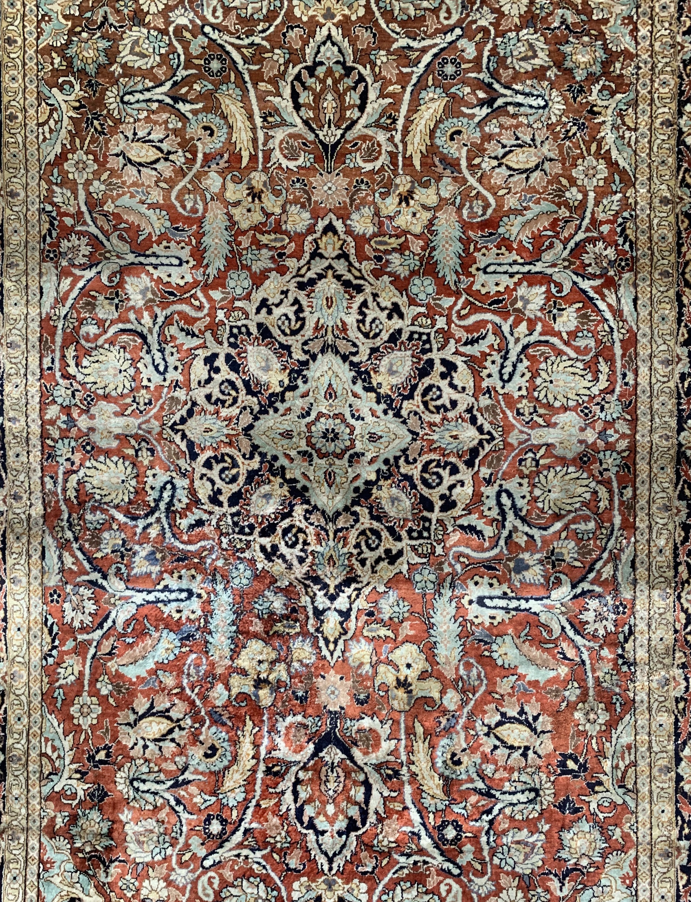Detail b: Hereke Seide, China, ca. 40 Jahre, reine Naturseide, ca. 155 x 90 cm, Reinigungsbedürftig, EHZ: 1-2