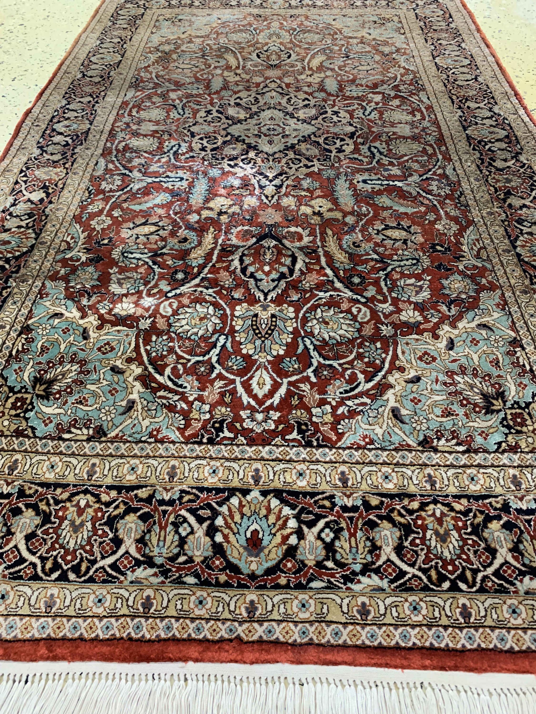 Detail c: Hereke Seide, China, ca. 40 Jahre, reine Naturseide, ca. 155 x 90 cm, Reinigungsbedürftig, EHZ: 1-2