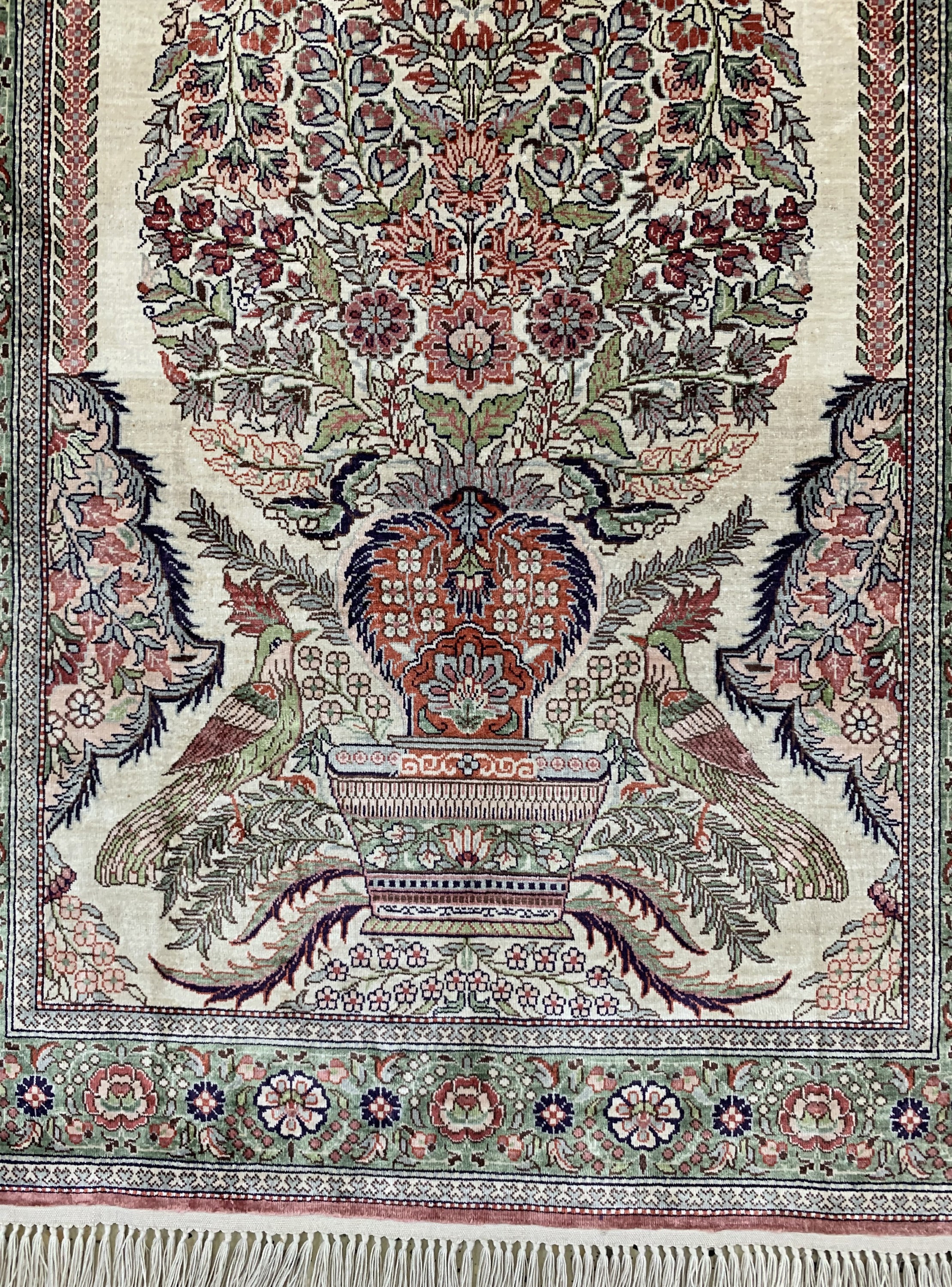 Detail a: Hereke Seide fein, China, ca. 50 Jahre, reine Naturseide, ca. 129 x 62 cm, ca. 1,0 Mio. Kn/qm, EHZ: 1-2