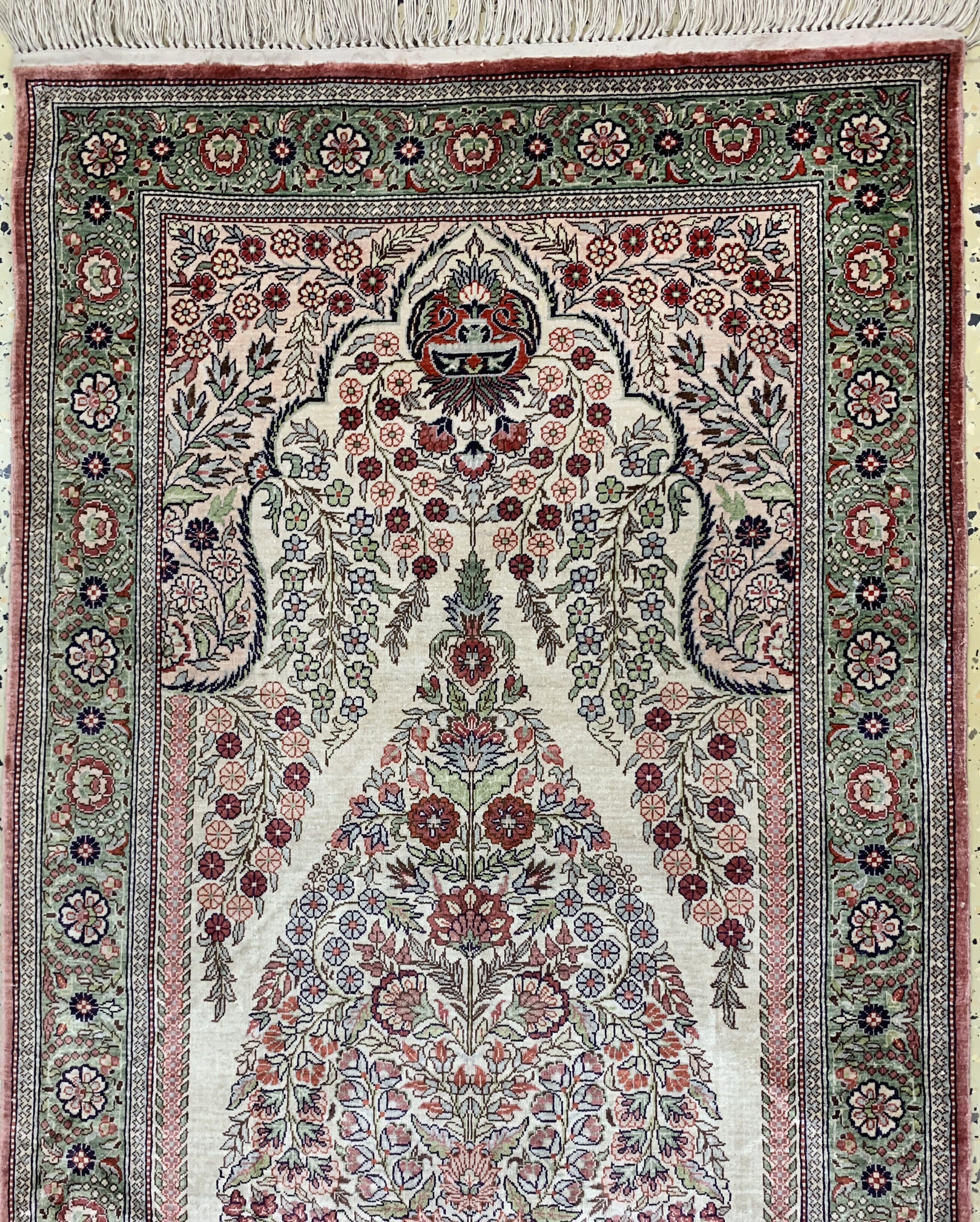 Detail b: Hereke Seide fein, China, ca. 50 Jahre, reine Naturseide, ca. 129 x 62 cm, ca. 1,0 Mio. Kn/qm, EHZ: 1-2