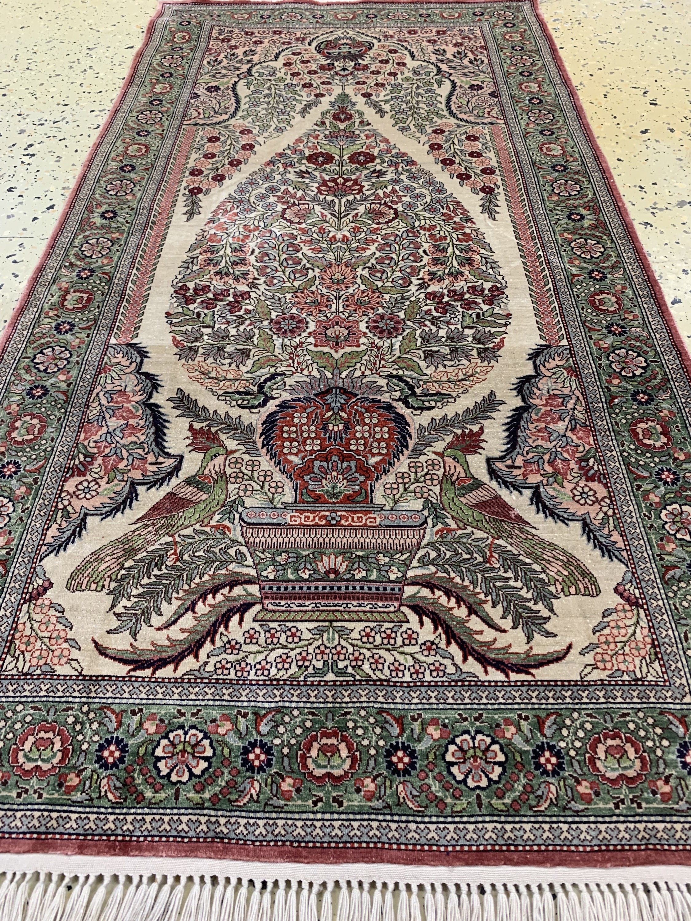 Detail c: Hereke Seide fein, China, ca. 50 Jahre, reine Naturseide, ca. 129 x 62 cm, ca. 1,0 Mio. Kn/qm, EHZ: 1-2