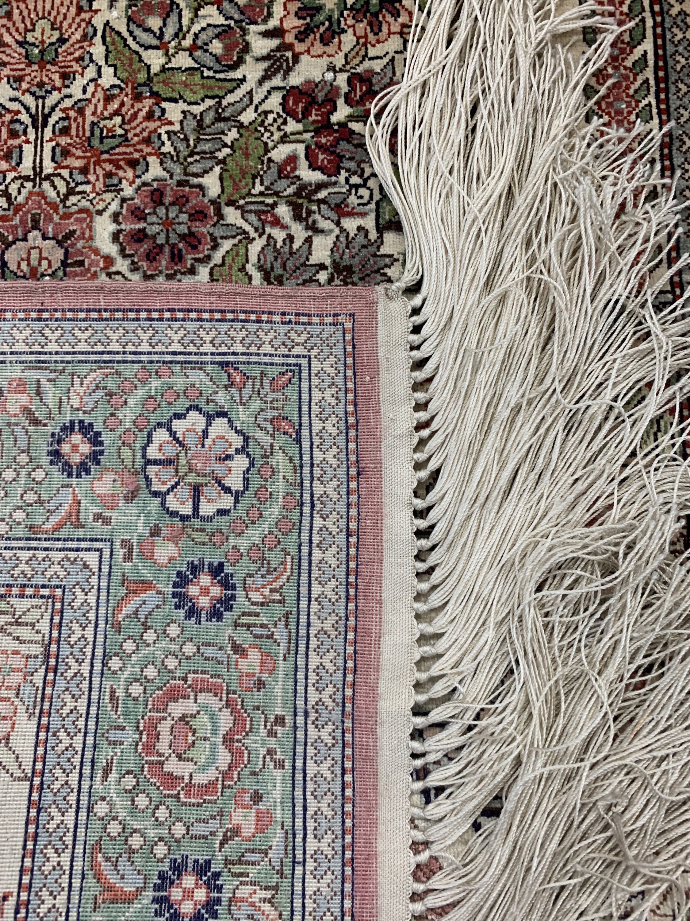 Detail d: Hereke Seide fein, China, ca. 50 Jahre, reine Naturseide, ca. 129 x 62 cm, ca. 1,0 Mio. Kn/qm, EHZ: 1-2