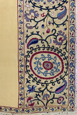 26724314a - Susani antik, Uzbekistan, um 1900, Seidenstickerei, ca. 232 x 172 cm, ...