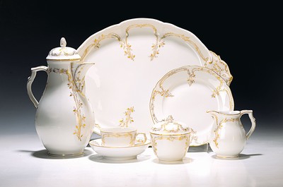 Image 26724322 - Neuzierat coffee service, KPM Berlin, 20th century, porcelain, 1st choice, fine leaf and tendril decoration in gold painting, 9 cups with utensils, 9 plates, coffee pot, sugar bowl and cream jug, oval tray, 3 bowls, age- related damage