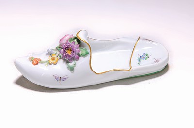 Image 26724326 - Lucky shoe, Meissen, early 20th century, porcelain, applied flowers, flower and insect painting, gold decoration, L. 17 cm