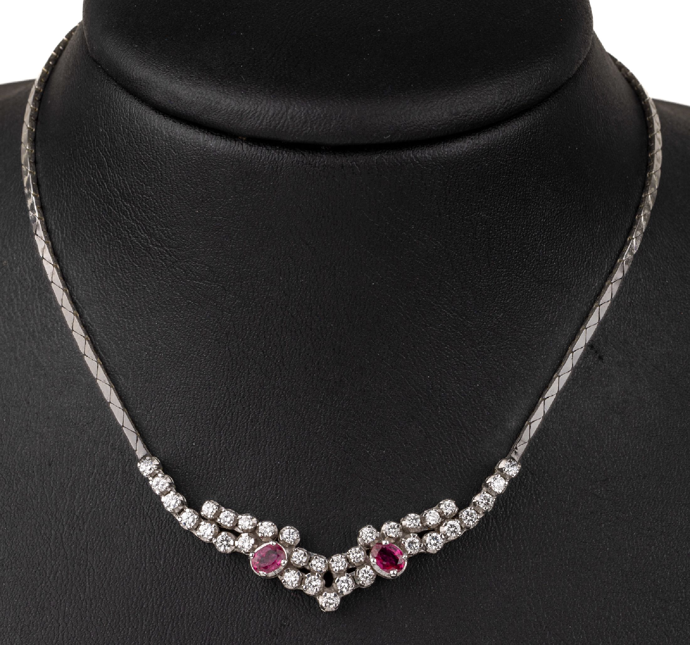 18 kt Gold Rubin-Brillant-Collier, WG 750/000, 2 ovalfacett. Rubine zus. ca. 0.80 ct, 33 Brillanten zus. ca. 1.15 ct feines Weiß-Weiß/si, ca. 18.8 ...