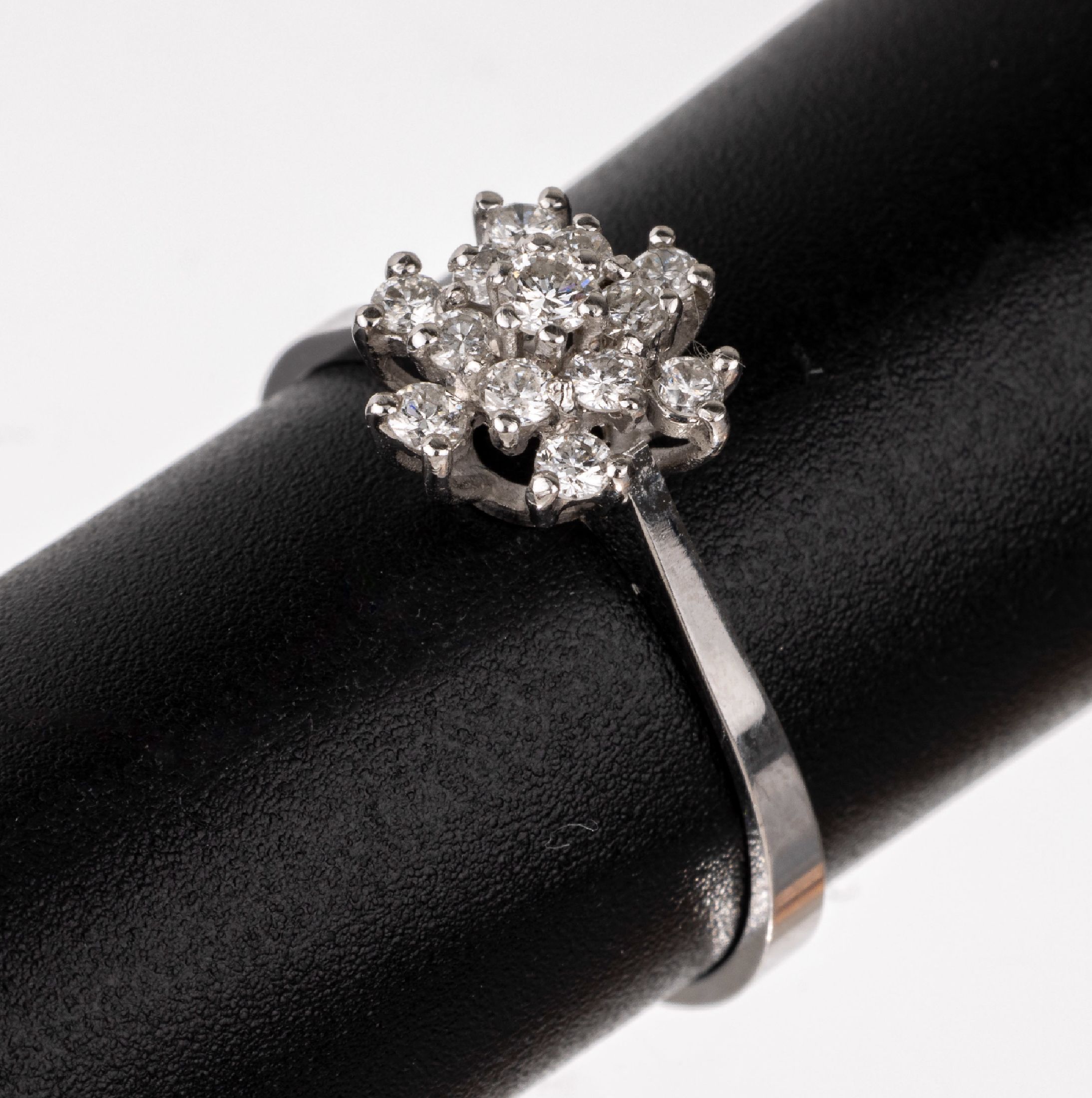 18 kt Gold Brillant-Ring, WG 750/000, 13 Brillanten zus. ca. 0.41 ct Weiß/si, ca. 2.4 g, RW 56