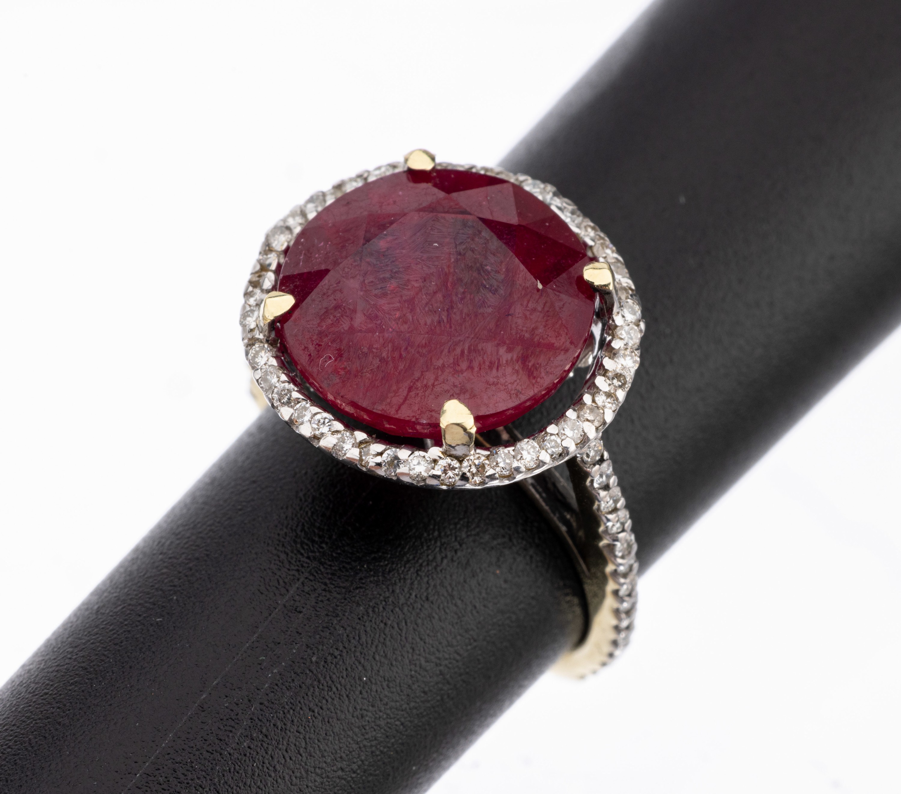 14 kt Gold Brillant-Rubin-Ring, GG/WG 585/000, rundfacett. Rubin (beh.) ca. 9.15 ct, 68 Brillanten zus. ca. 0.68 ct Weiß-get.- gelb/p1, ca. 5.0 g, ...