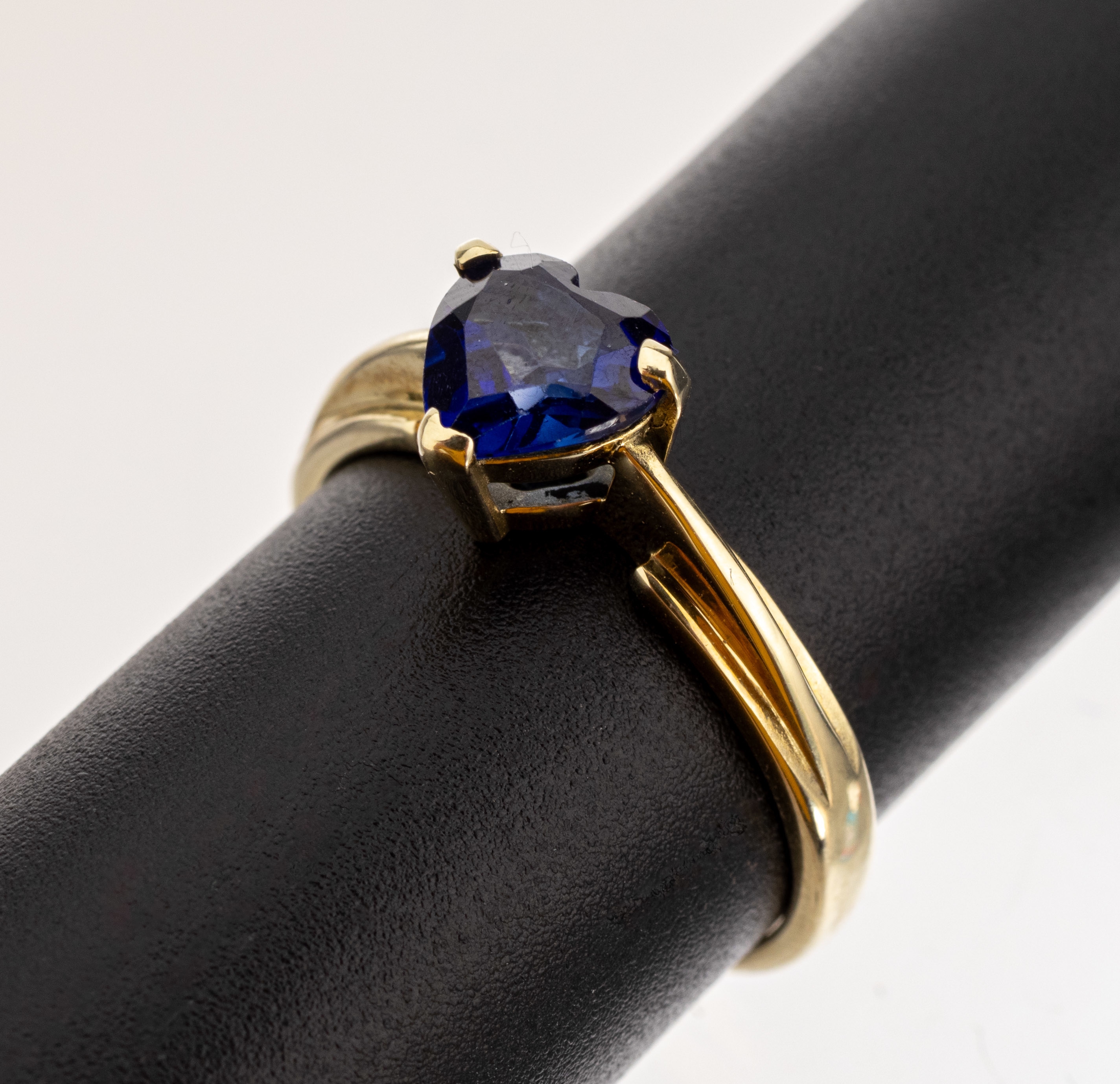 14 kt Gold Saphir-Ring, GG 585/000, facett. Saphirherz ca. 1.30 ct (beh.), ca. 3.7g, RW 59