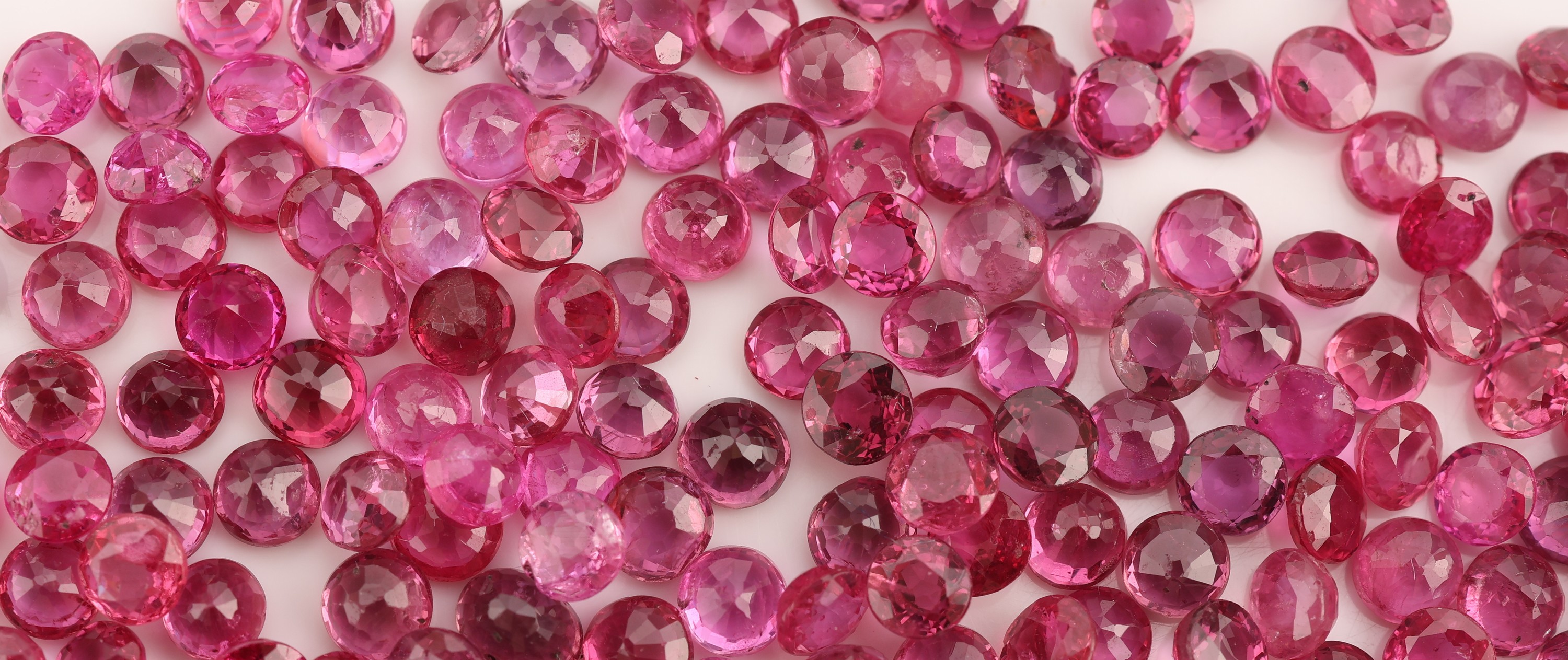 Detail a: Lot facett. Rubine zus. 32.1 ct, Ausfassware