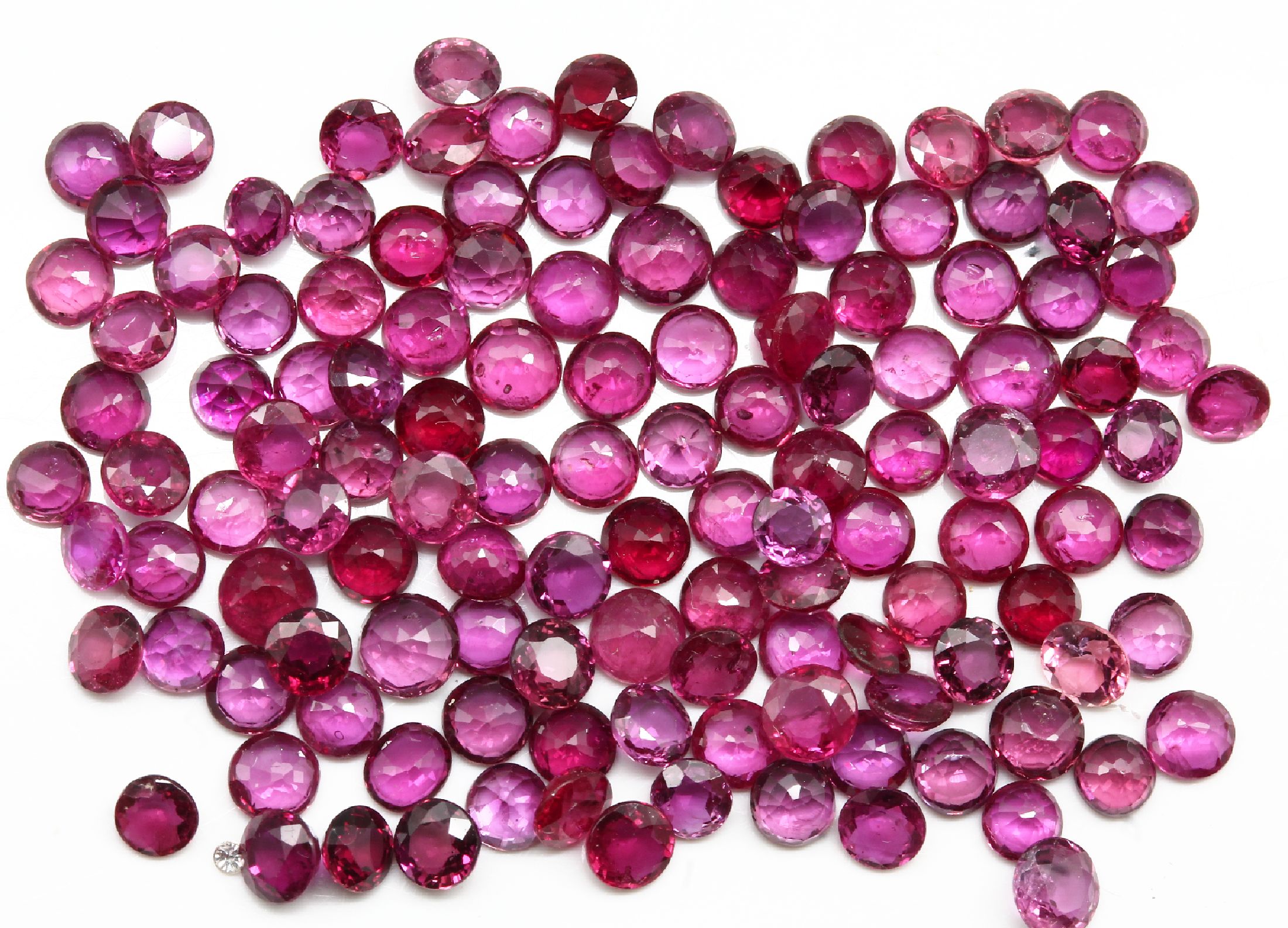 Lot rundfacett. Rubine 23.88 ct, Ausfassware
