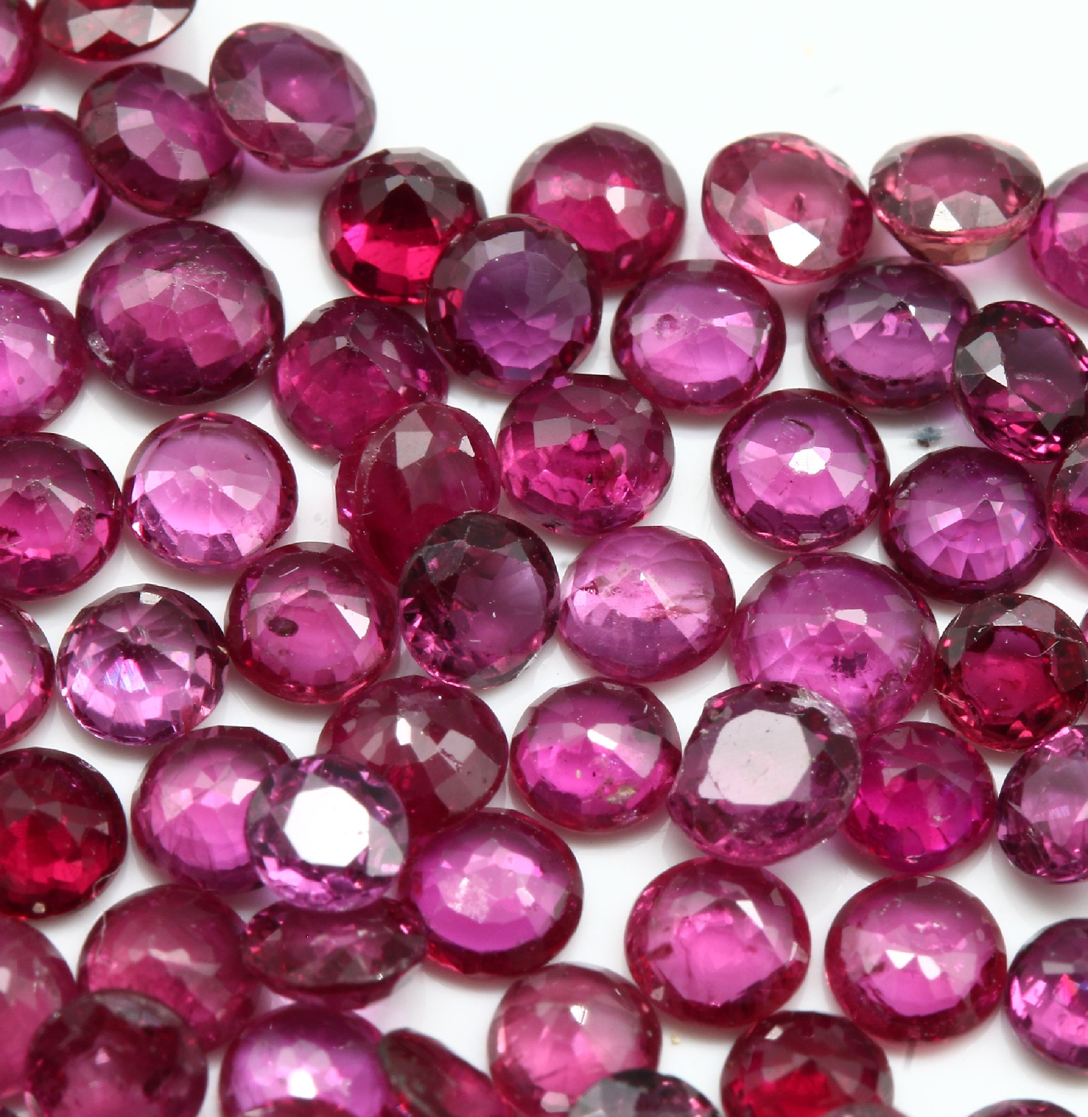 Detail a: Lot rundfacett. Rubine 23.88 ct, Ausfassware