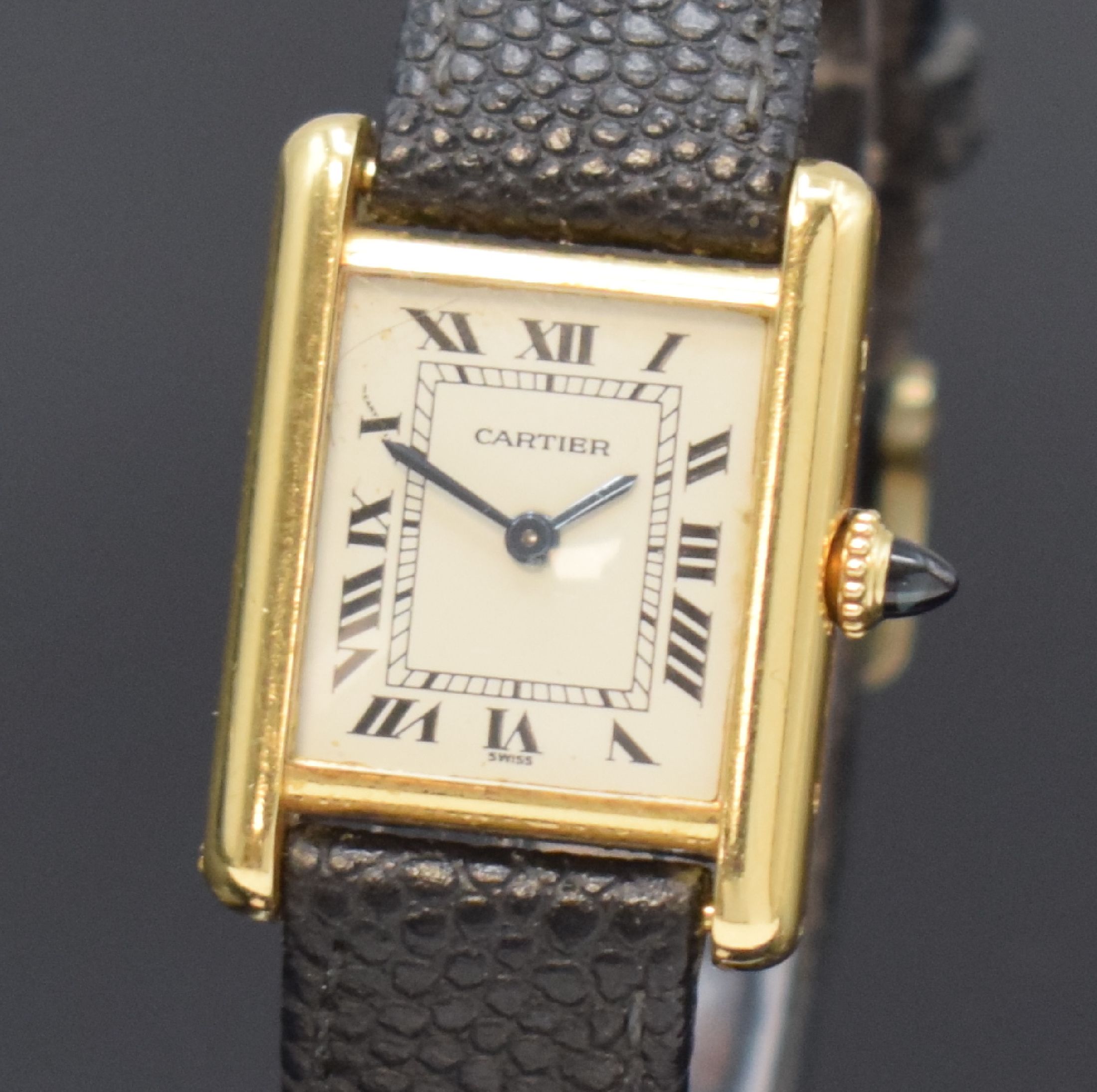 Detail a: CARTIER Tank Damenarmbanduhr in GG 750/000, Schweiz um 1980, Handaufzug, rechteck. Geh., seitl. 4-fach verschr., Schmuckkrone, versilb. Zifferbl. m. ...