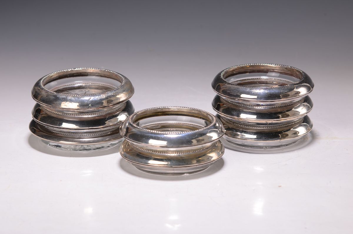 8 Untersetzer für Gläser, Glas mit Sterling-Silber-Rändern, D. je ca. 10cm, innen ca. 7cm, einer leicht versch.