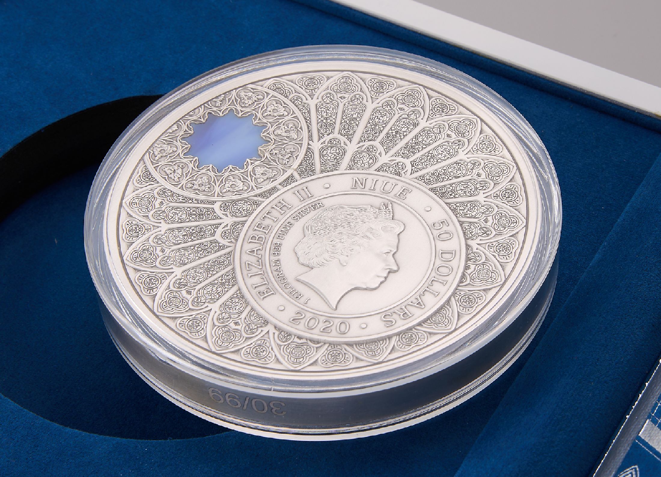 Detail a: Gedenkmedaille "Notre Dame", 999er Silber, 2020, zum Wiederaufbau der Kathedrale Notre Dame, welche am 15. April 2019 brannte, Gestaltung ...