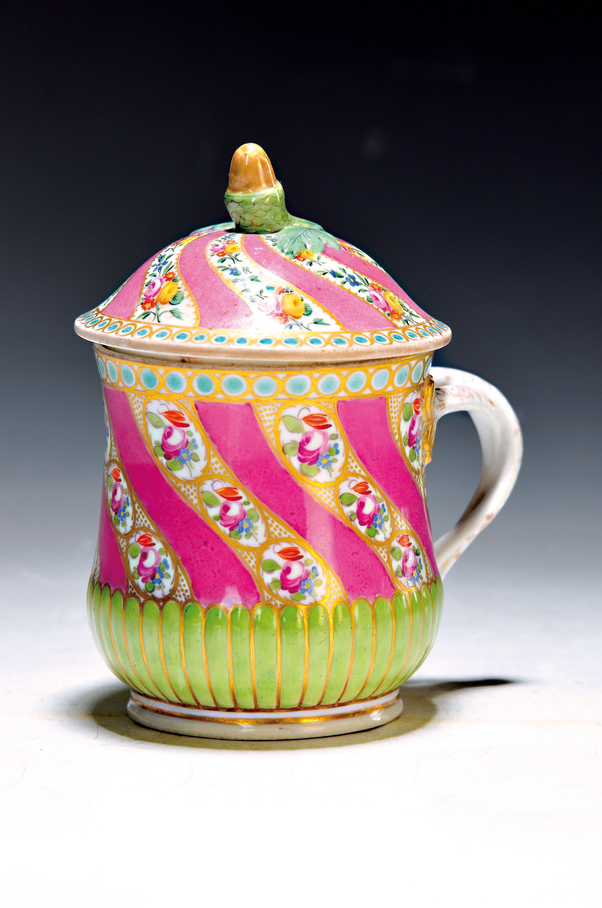 Deckeltasse, Meissen, um 1800, Marcolinizeit (1774-1814), Porzellan, rose-grau-grundig mit spiralformigen Bändern mit Blumenranken, grüner Grund ...