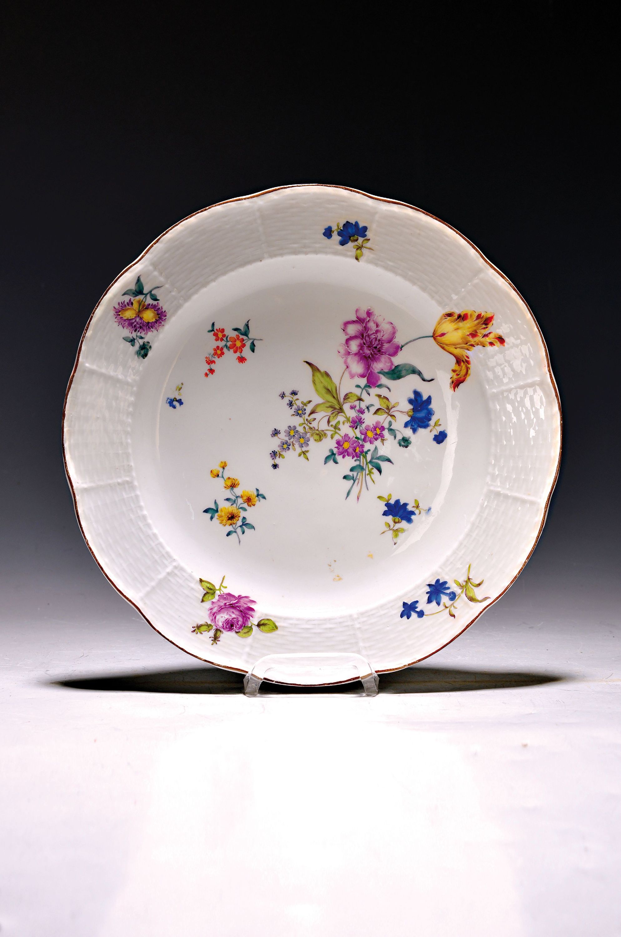 Teller, Meissen, um 1740/50, Porzellan, feine Blumenbukettmalerei und gestreute Blümchen, brauner Rand, Osier, min. rest., D. ca. 24cm