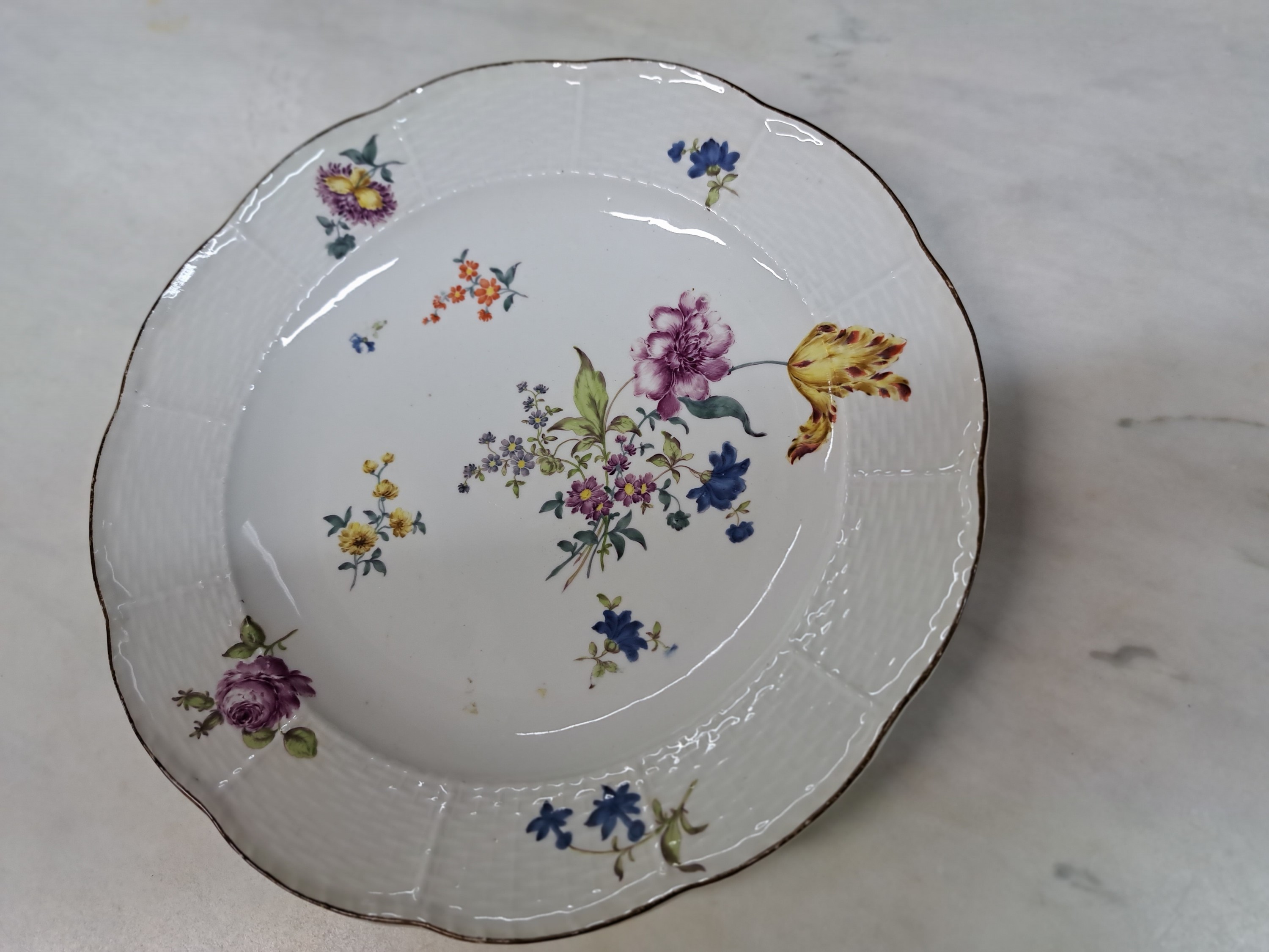 Detail a: Teller, Meissen, um 1740/50, Porzellan, feine Blumenbukettmalerei und gestreute Blümchen, brauner Rand, Osier, min. rest., D. ca. 24cm