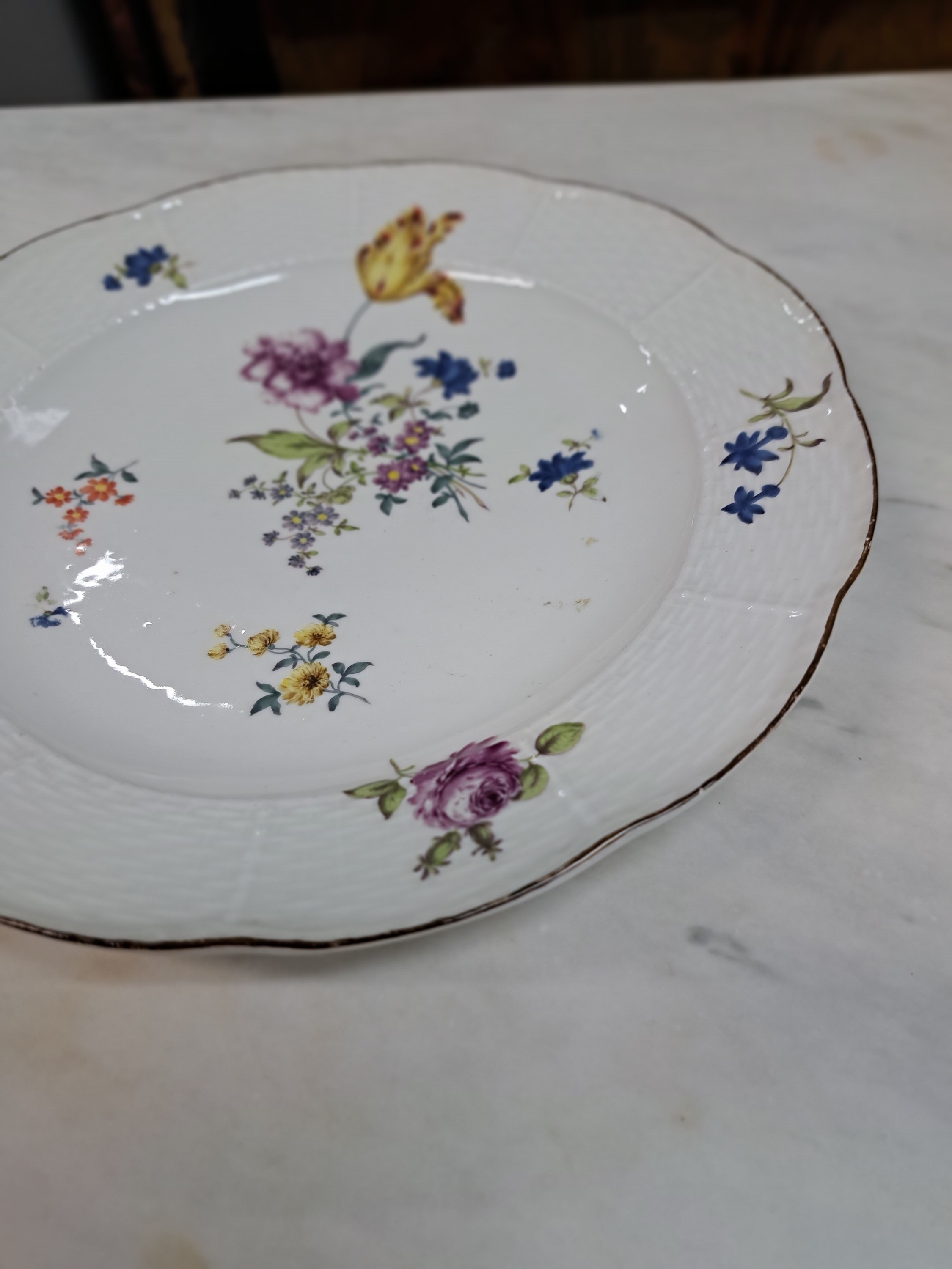 Detail b: Teller, Meissen, um 1740/50, Porzellan, feine Blumenbukettmalerei und gestreute Blümchen, brauner Rand, Osier, min. rest., D. ca. 24cm