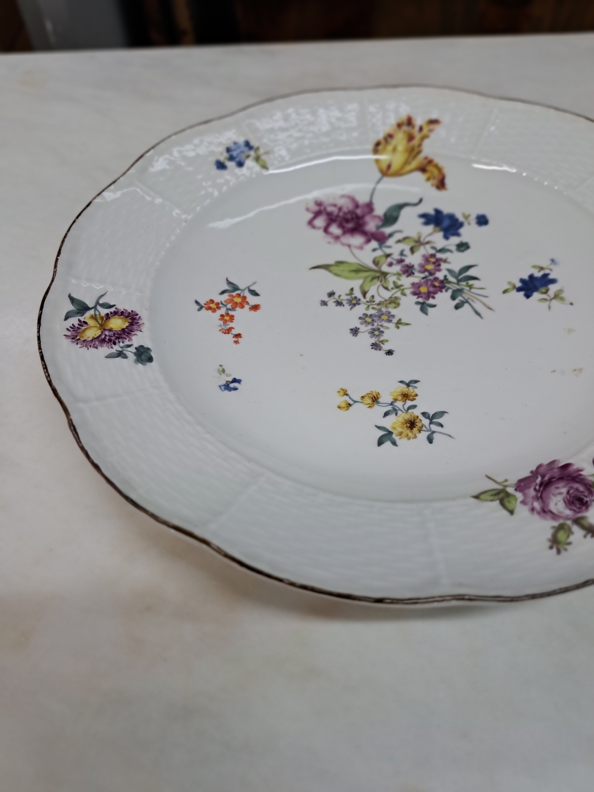 Detail c: Teller, Meissen, um 1740/50, Porzellan, feine Blumenbukettmalerei und gestreute Blümchen, brauner Rand, Osier, min. rest., D. ca. 24cm